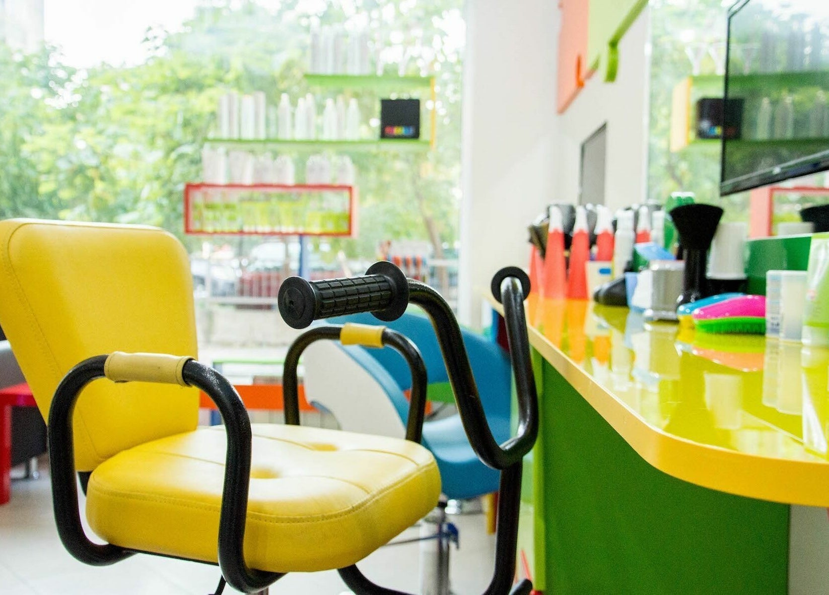 Салон стол и козметика в ПЪЗЕЛ Пловдив кв. Тракия, Пловдив, BG.