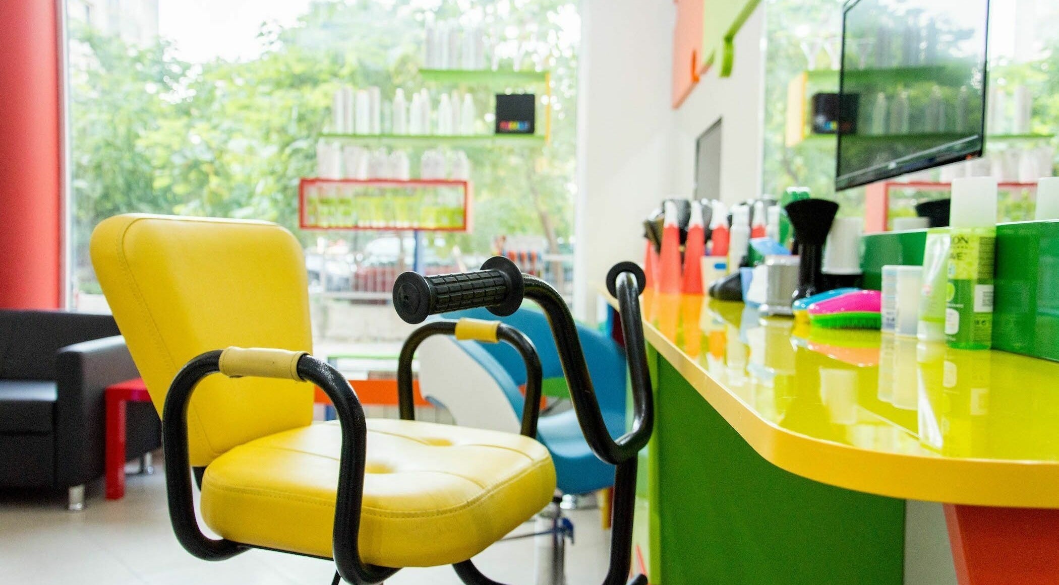 Салон стол и козметика в ПЪЗЕЛ Пловдив кв. Тракия, Пловдив, BG.