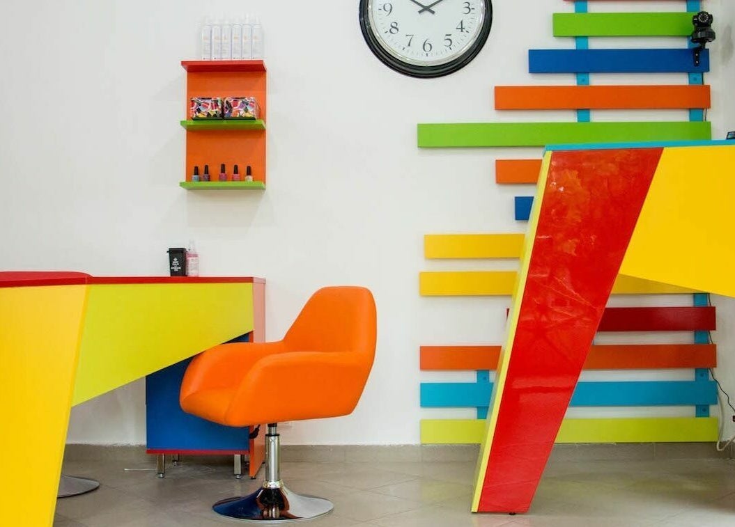 Цветен интериор на салон в ПЪЗЕЛ Пловдив кв. Тракия, Пловдив, BG с модерни мебели и декор.