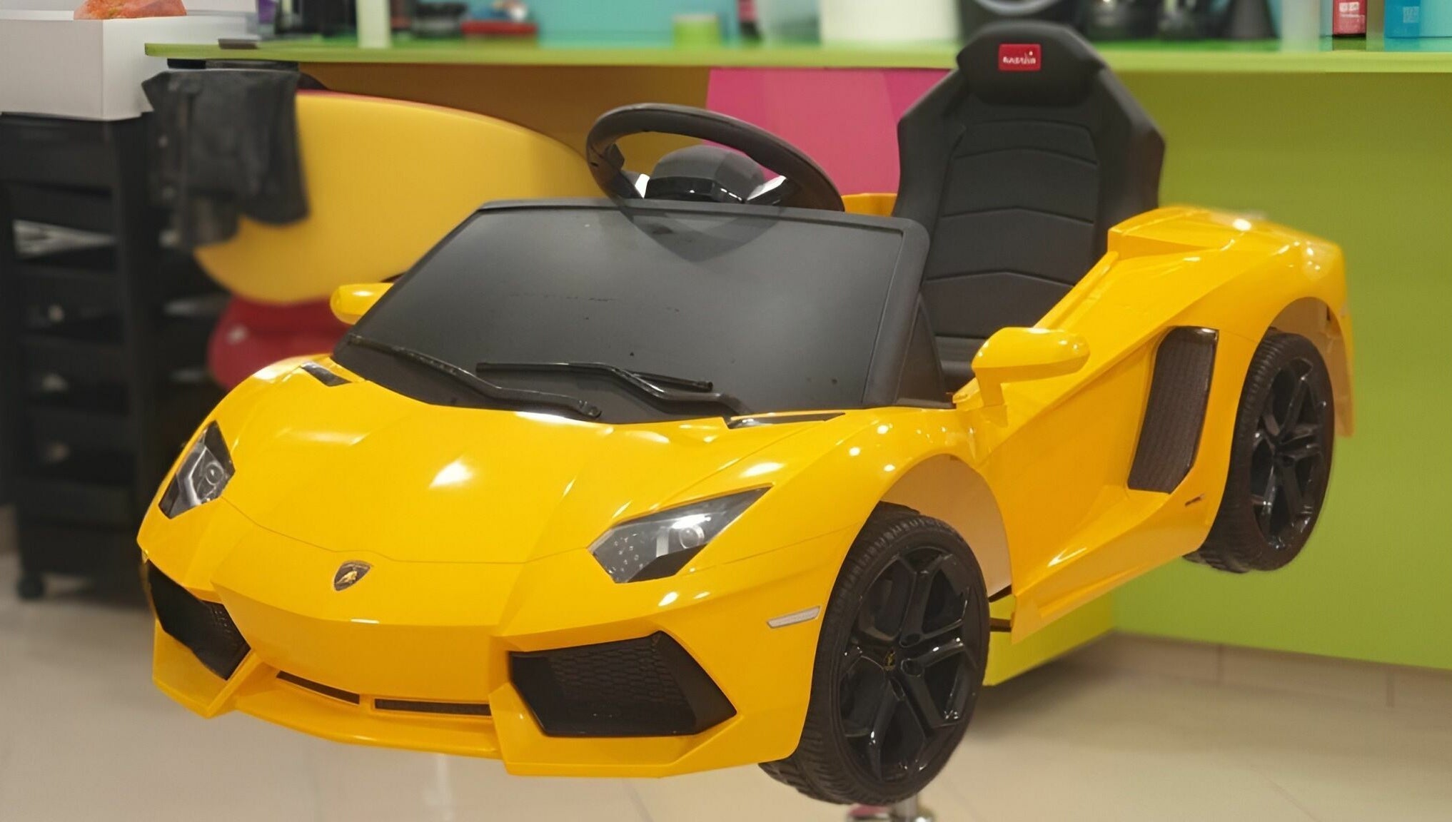 Ярко жълт детски автомобил в салон ПЪЗЕЛ Варна Лятно кино Тракия, Варна, Варна, BG.