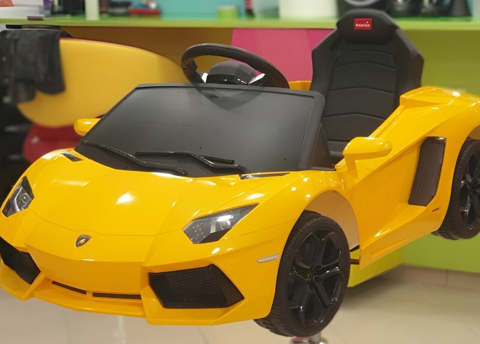 Ярко жълт детски автомобил в салон ПЪЗЕЛ Варна Лятно кино Тракия, Варна, Варна, BG.