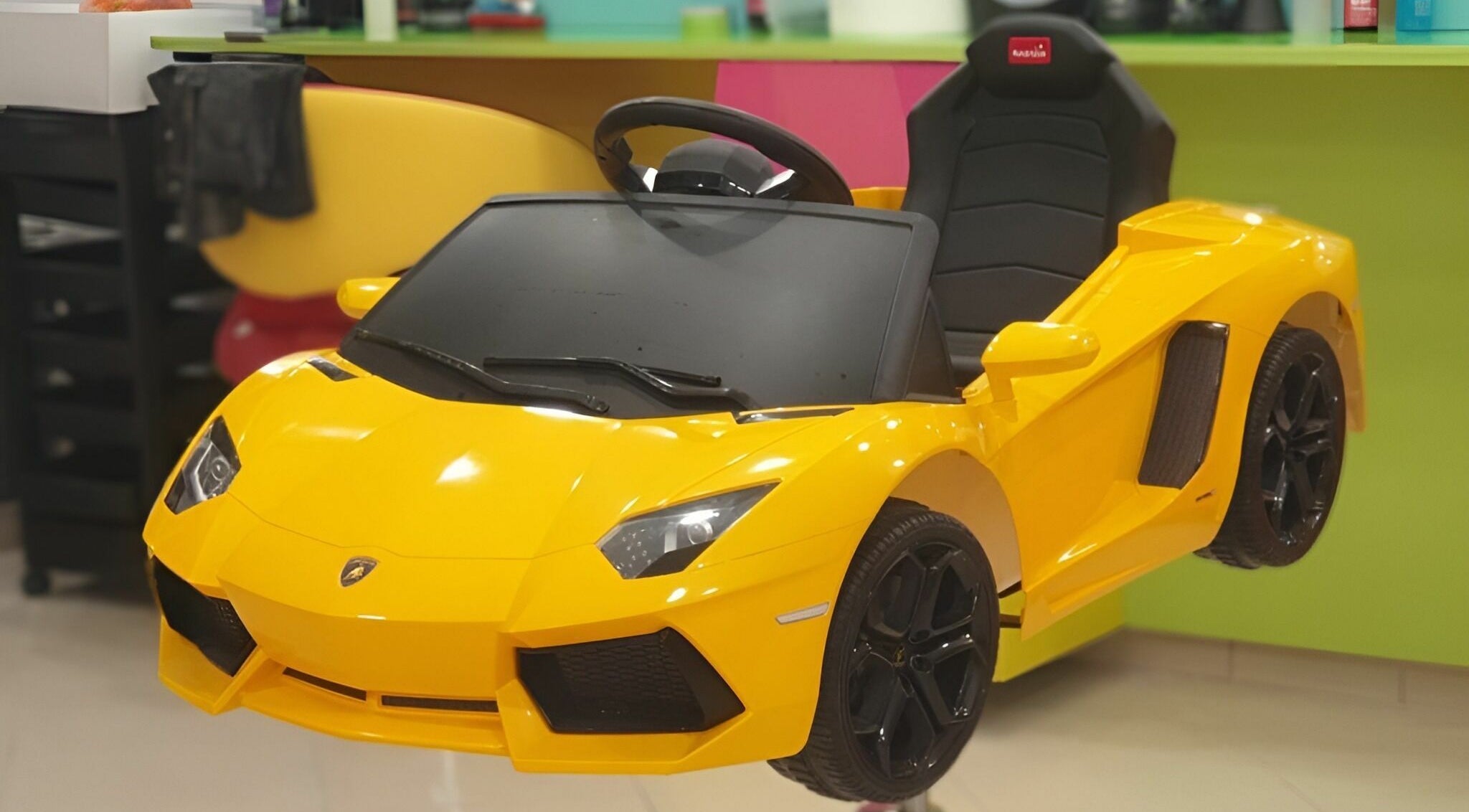 Ярко жълт детски автомобил в салон ПЪЗЕЛ Варна Лятно кино Тракия, Варна, Варна, BG.