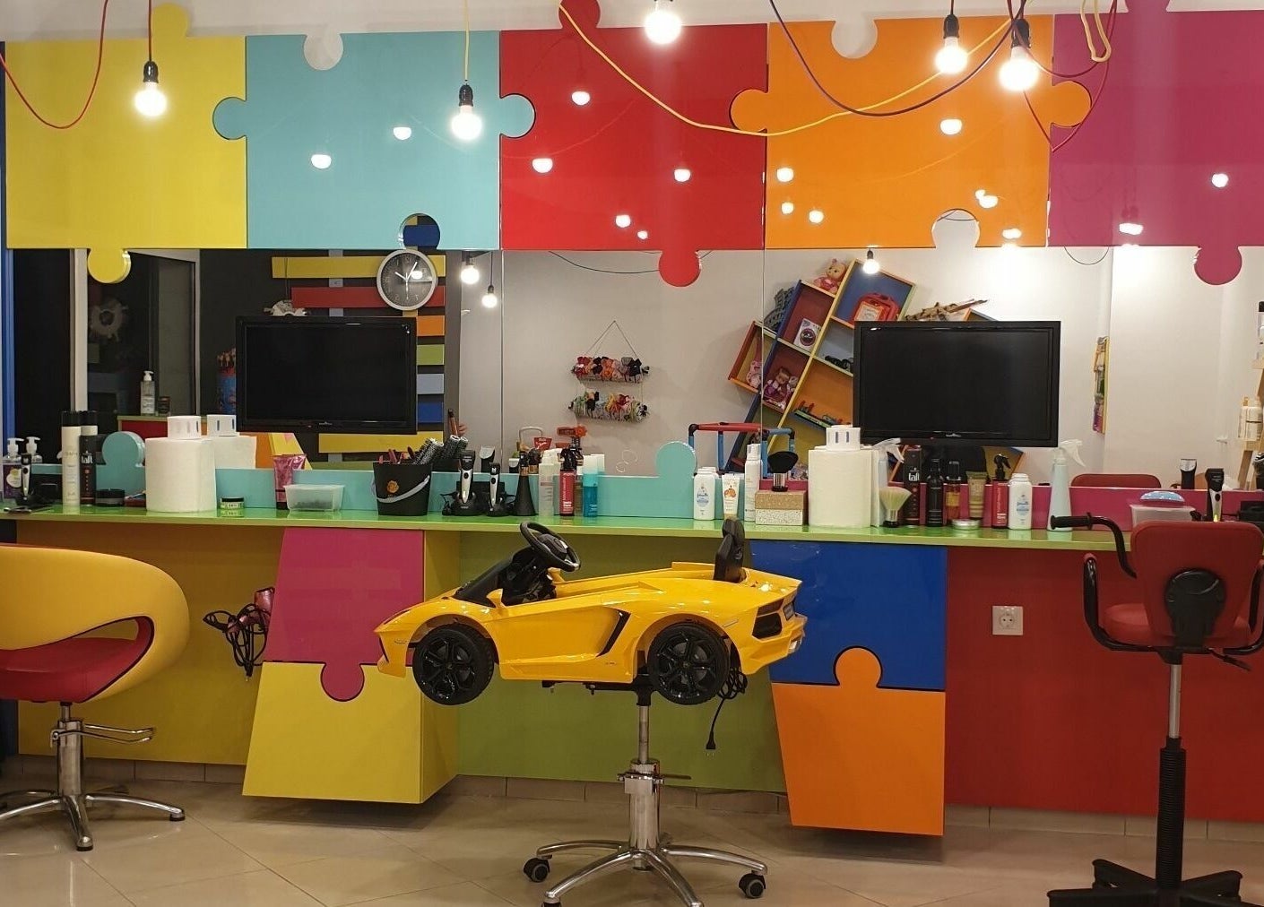 Колоритно студио с пъзел тематика в ПЪЗЕЛ Варна Лятно кино Тракия, Варна, Варна, BG.