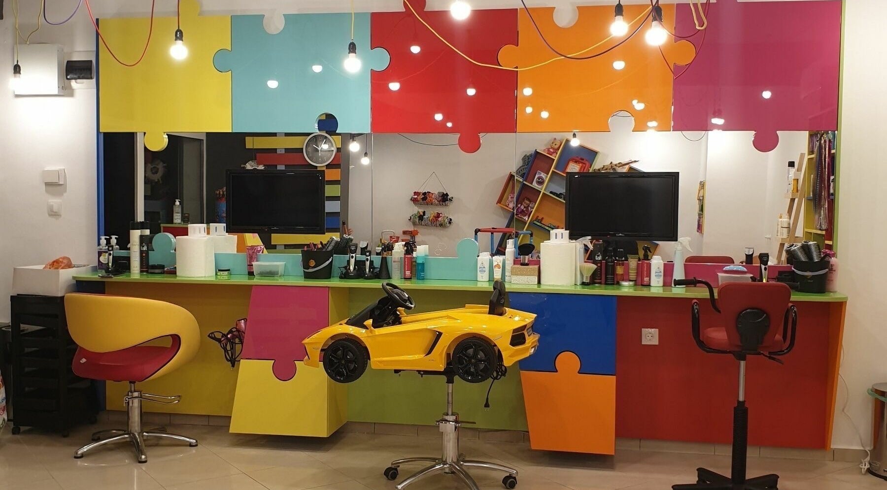 Колоритно студио с пъзел тематика в ПЪЗЕЛ Варна Лятно кино Тракия, Варна, Варна, BG.