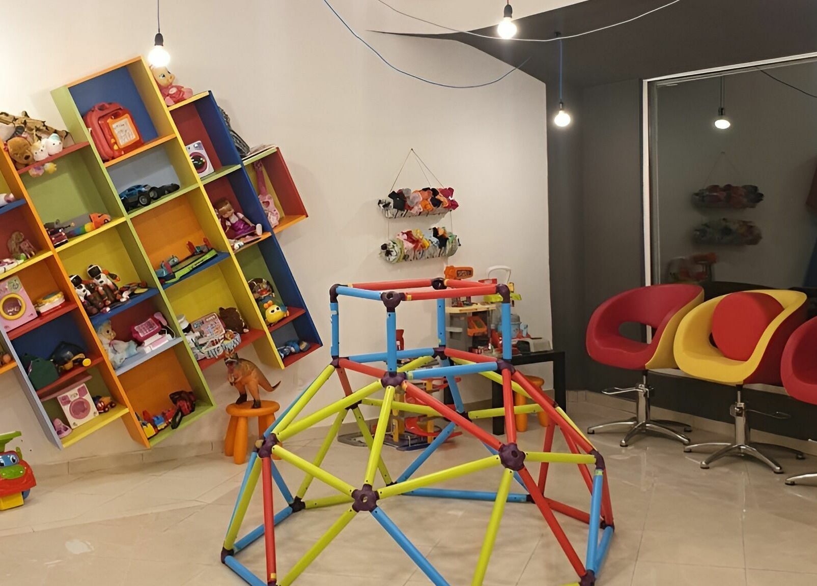 Детски кът в ПЪЗЕЛ Варна Лятно кино Тракия, Варна, Варна, BG с играчки и цветни мебели.