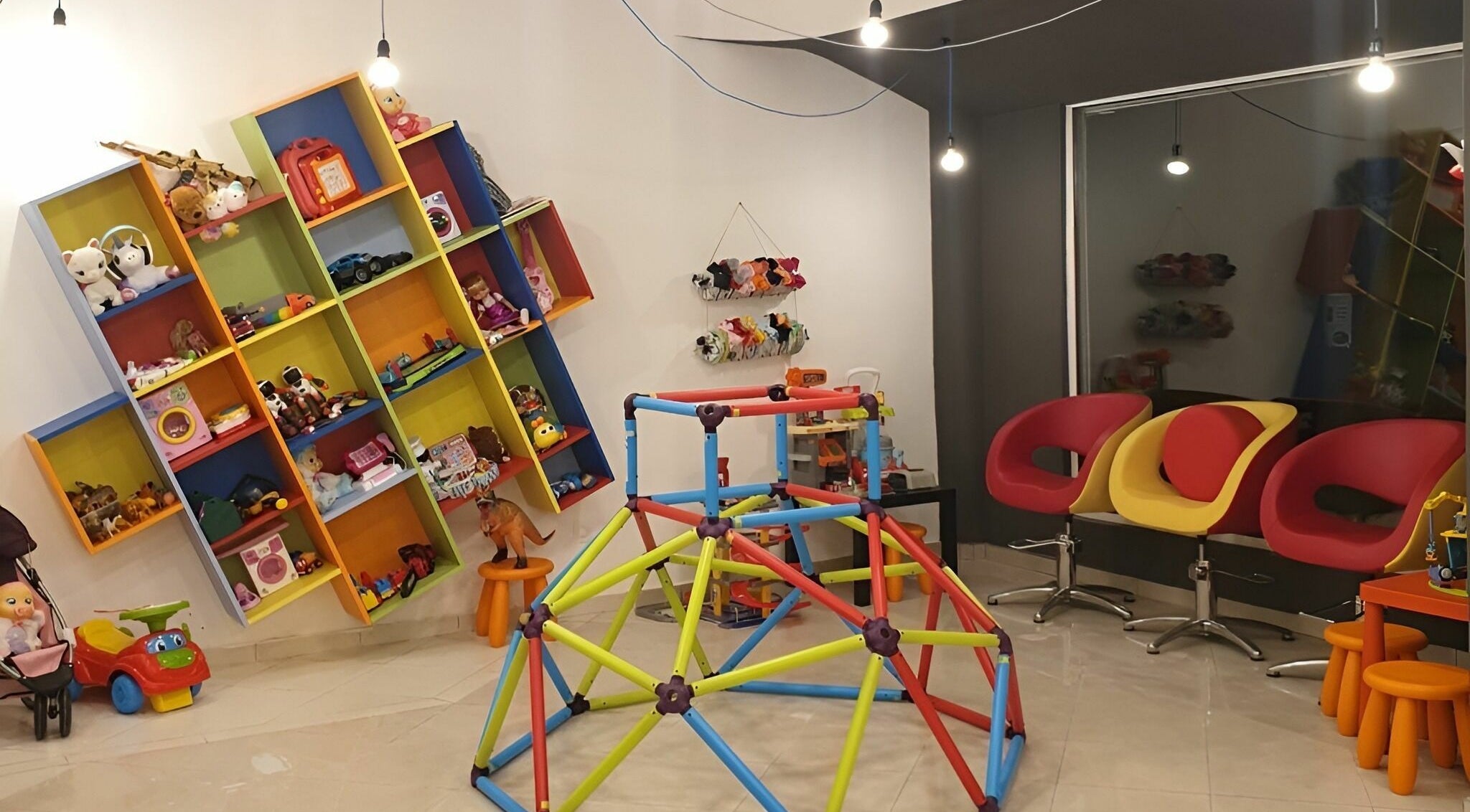 Детски кът в ПЪЗЕЛ Варна Лятно кино Тракия, Варна, Варна, BG с играчки и цветни мебели.