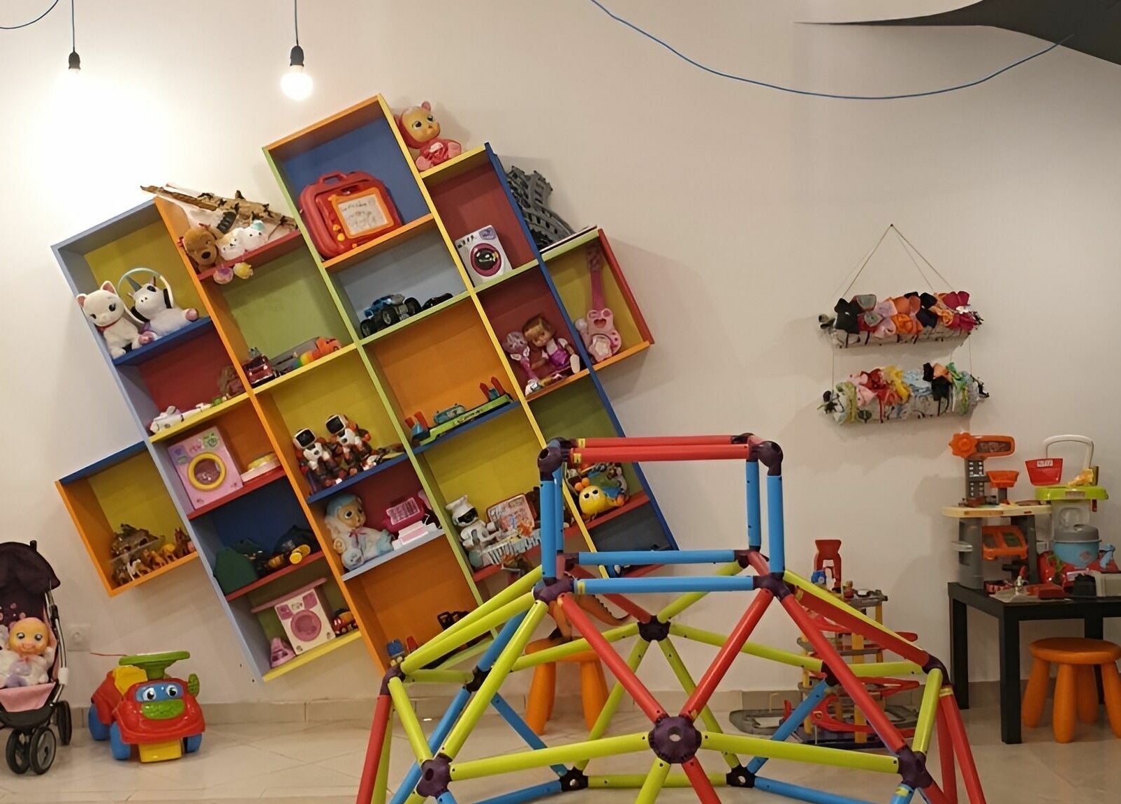 Цветен детски кът в ПЪЗЕЛ Варна Лятно кино Тракия, Варна, Варна, BG.