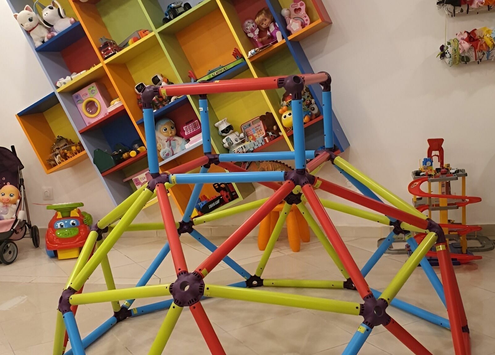 Игрална зона в ПЪЗЕЛ Варна Лятно кино Тракия, с цветни играчки във Варна, Варна, BG.