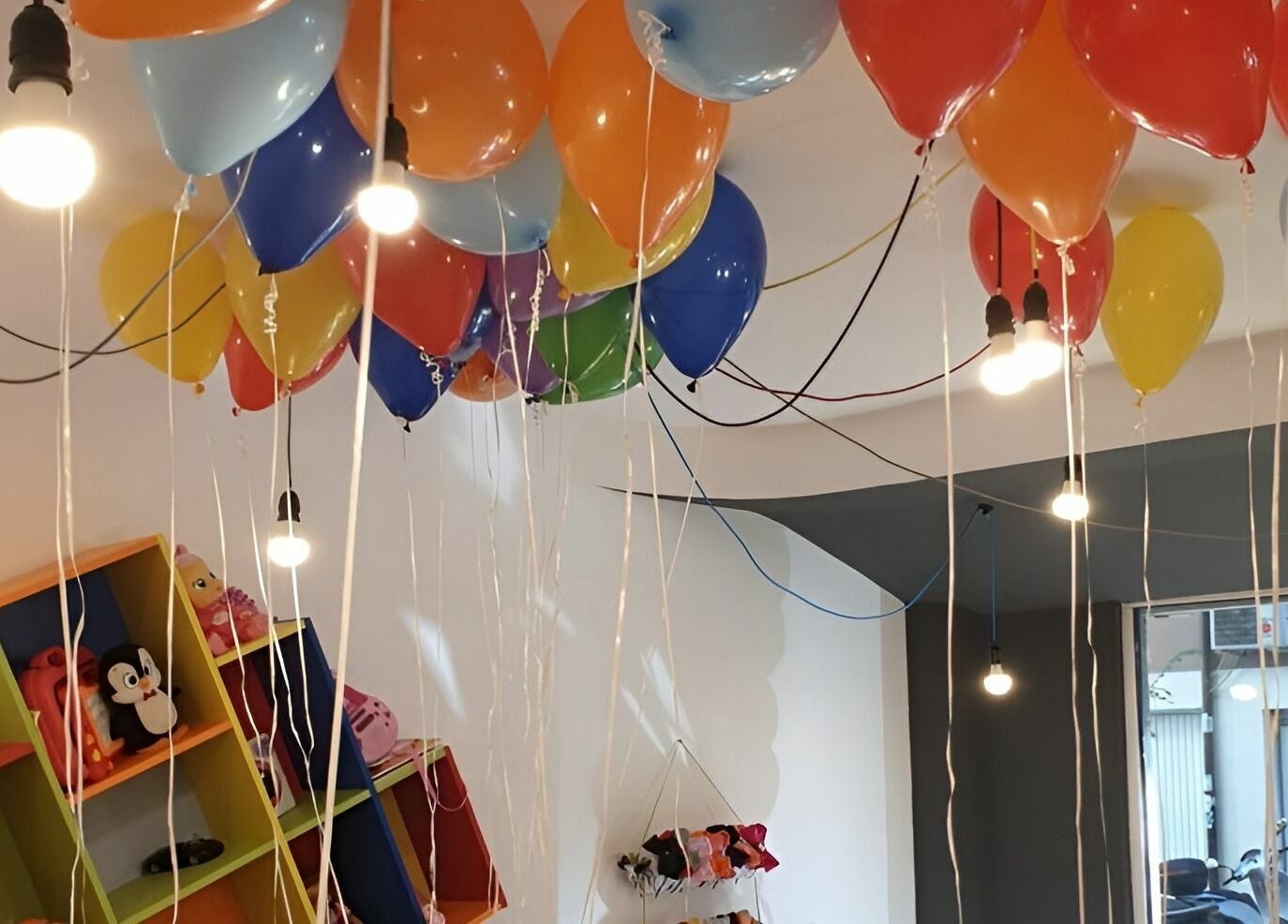 Цветни балони в 'ПЪЗЕЛ Варна Лятно кино Тракия', Варна, Варна, BG, създават празнична атмосфера.