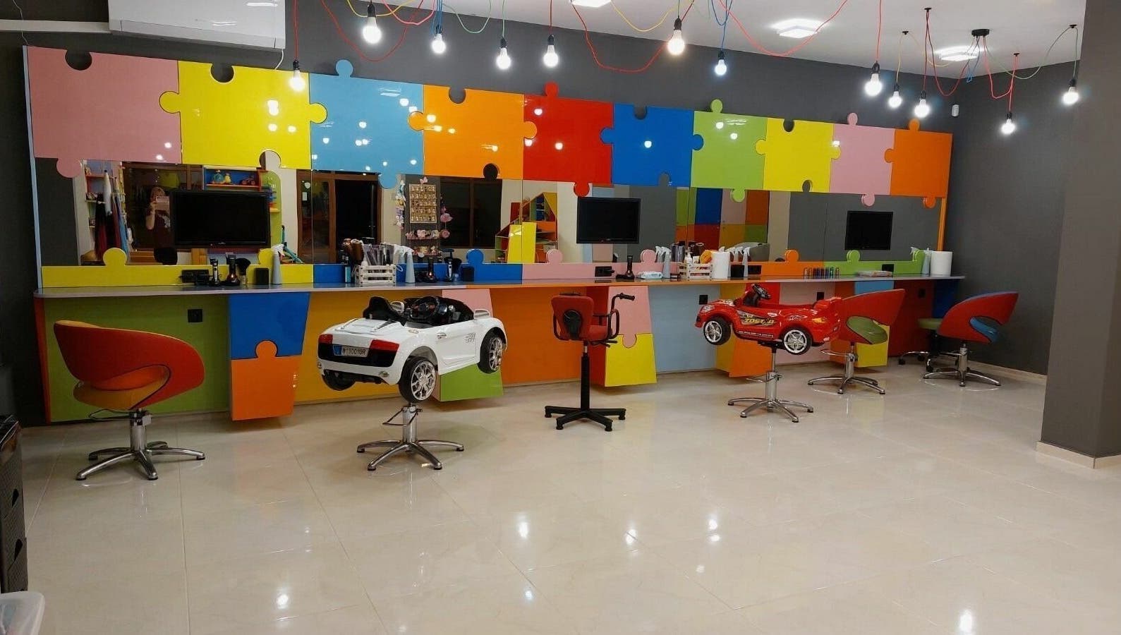 Детска фризьорска салон с пъзелови стени в ПЪЗЕЛ Пловдив кв. Кючук Париж, Пловдив, BG.