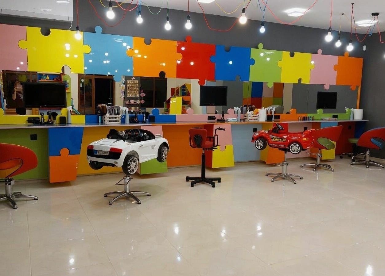 Детска фризьорска салон с пъзелови стени в ПЪЗЕЛ Пловдив кв. Кючук Париж, Пловдив, BG.