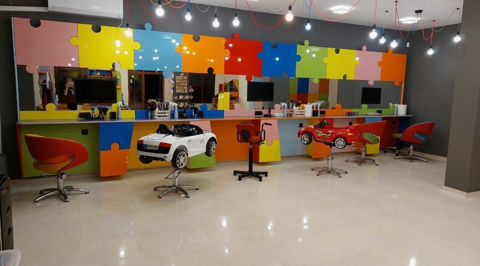 Детска фризьорска салон с пъзелови стени в ПЪЗЕЛ Пловдив кв. Кючук Париж, Пловдив, BG.