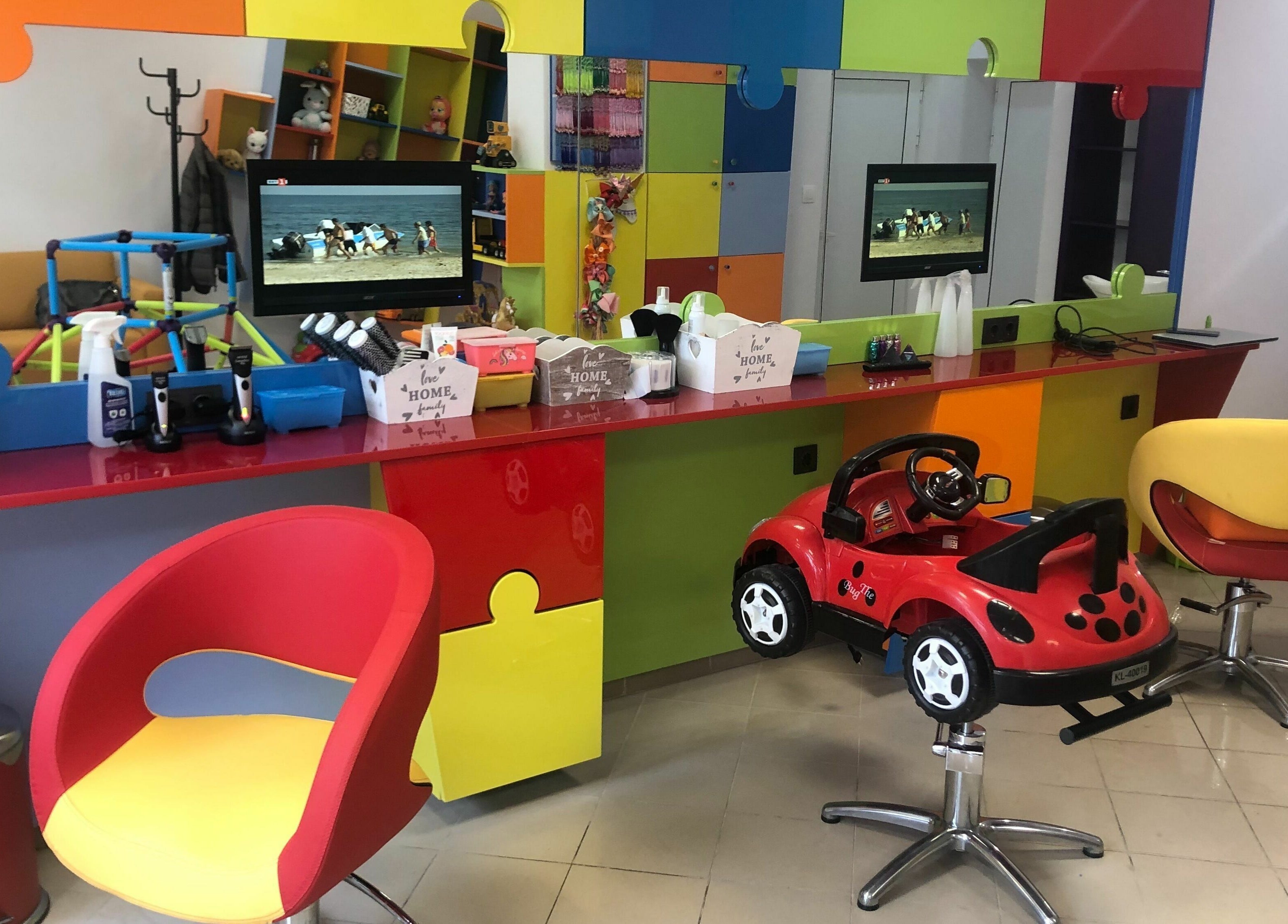 Ярък детски салон в ПЪЗЕЛ Пловдив кв. Кючук Париж, Пловдив, BG, с оригинални мебели и декор.