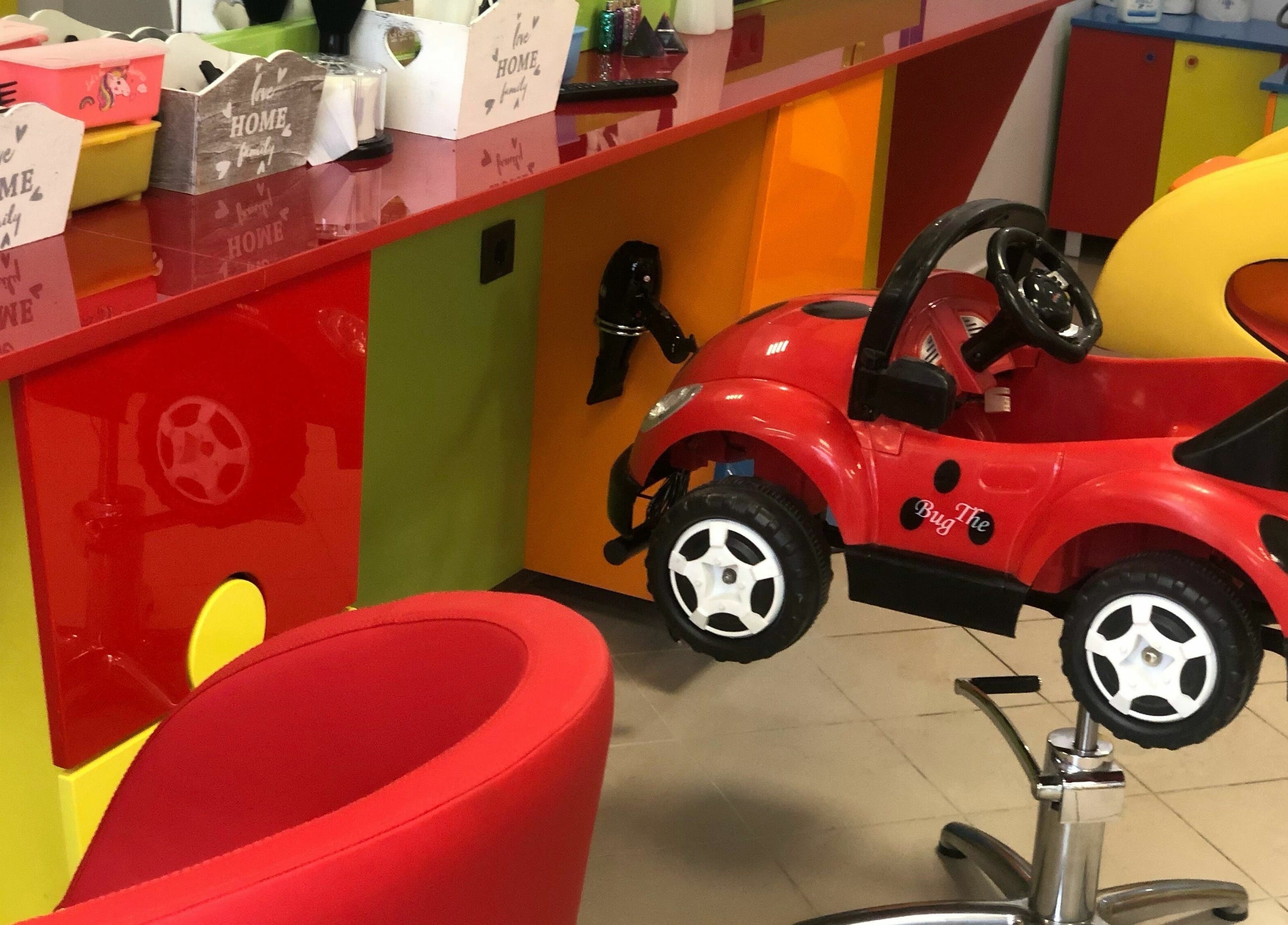 Детско столче във форма на кола в ПЪЗЕЛ Пловдив кв. Кючук Париж, Пловдив, BG. Разноцветен интериор.