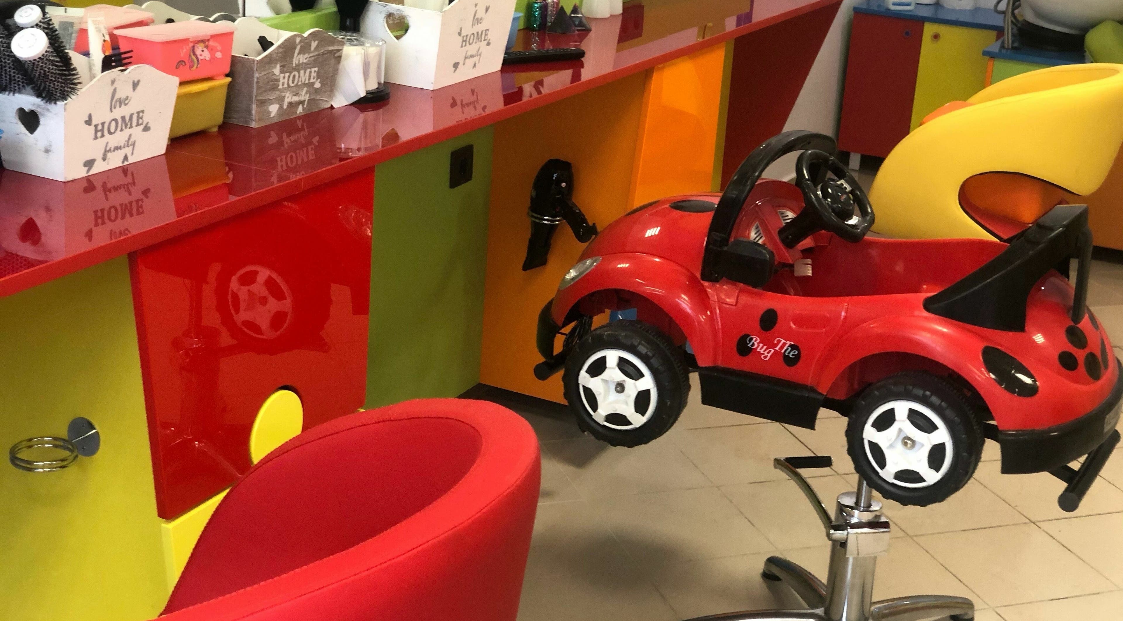 Детско столче във форма на кола в ПЪЗЕЛ Пловдив кв. Кючук Париж, Пловдив, BG. Разноцветен интериор.