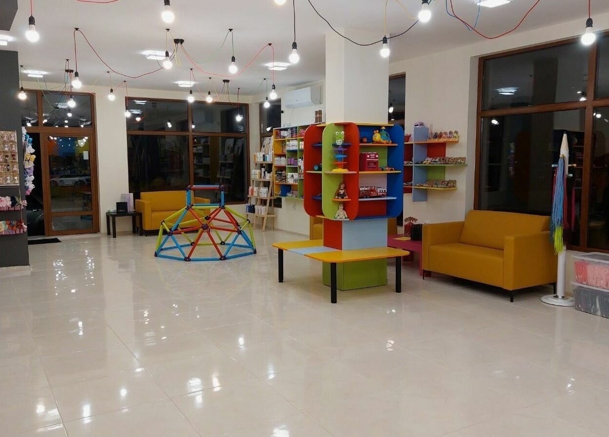 Цветен и уютен интериор на ПЪЗЕЛ Пловдив кв. Кючук Париж, адрес: Пловдив, BG.