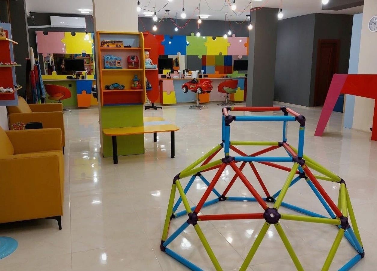 Вътрешен изглед на цветен детски кът в ПЪЗЕЛ Пловдив кв. Кючук Париж, Пловдив, BG.