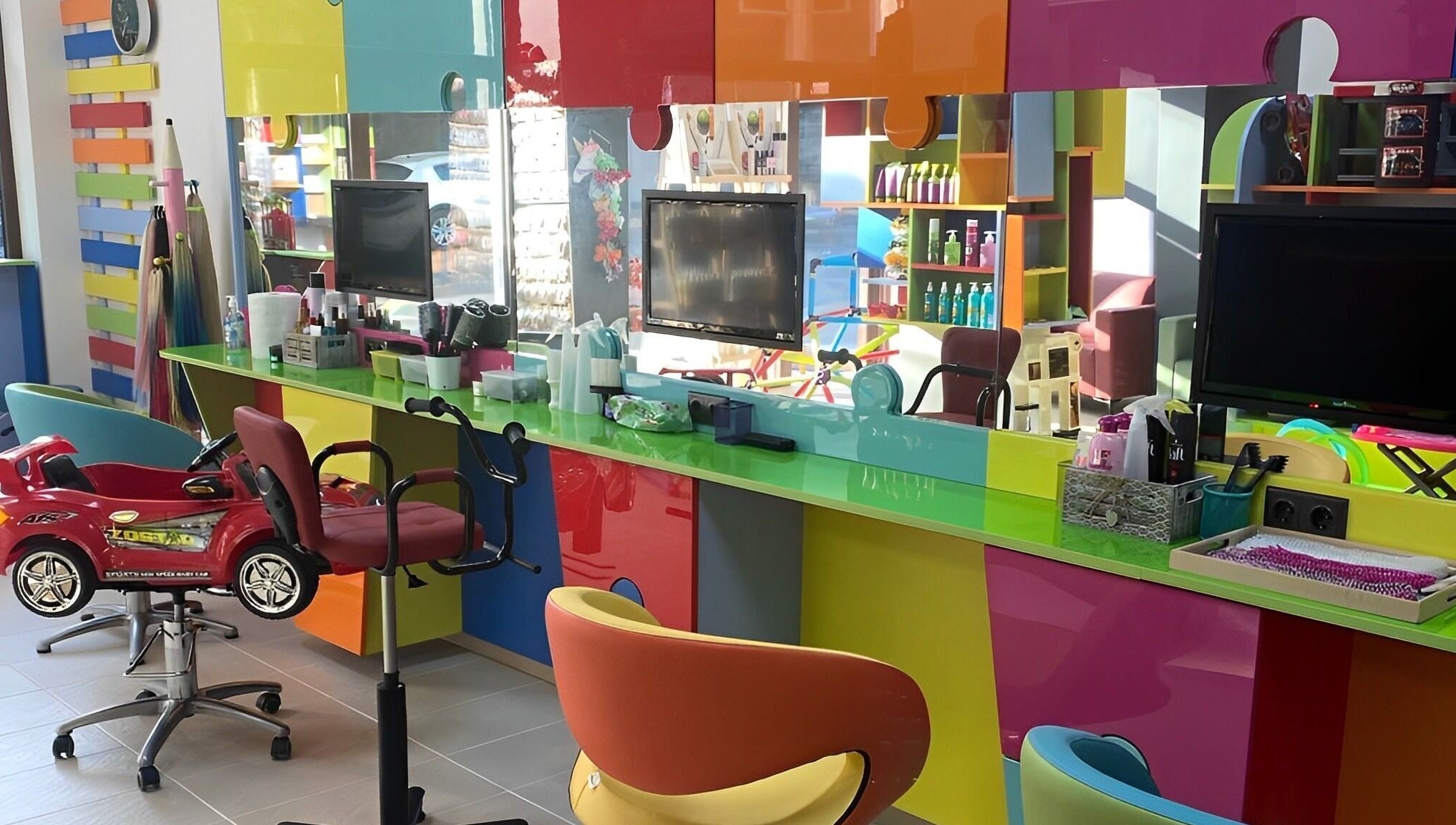 Ярък интериор в салон за красота ПЪЗЕЛ Стара Загора, Стара Загора, BG с детска количка-стол.