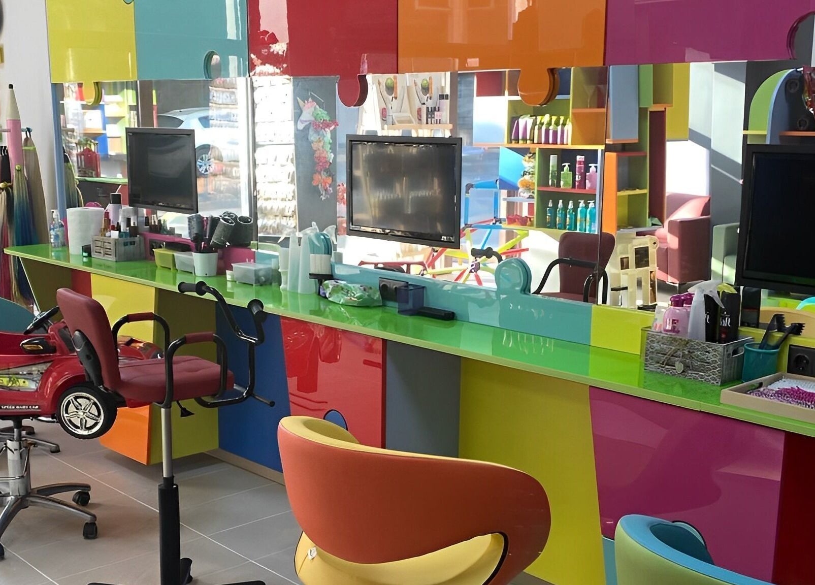 Ярък интериор в салон за красота ПЪЗЕЛ Стара Загора, Стара Загора, BG с детска количка-стол.