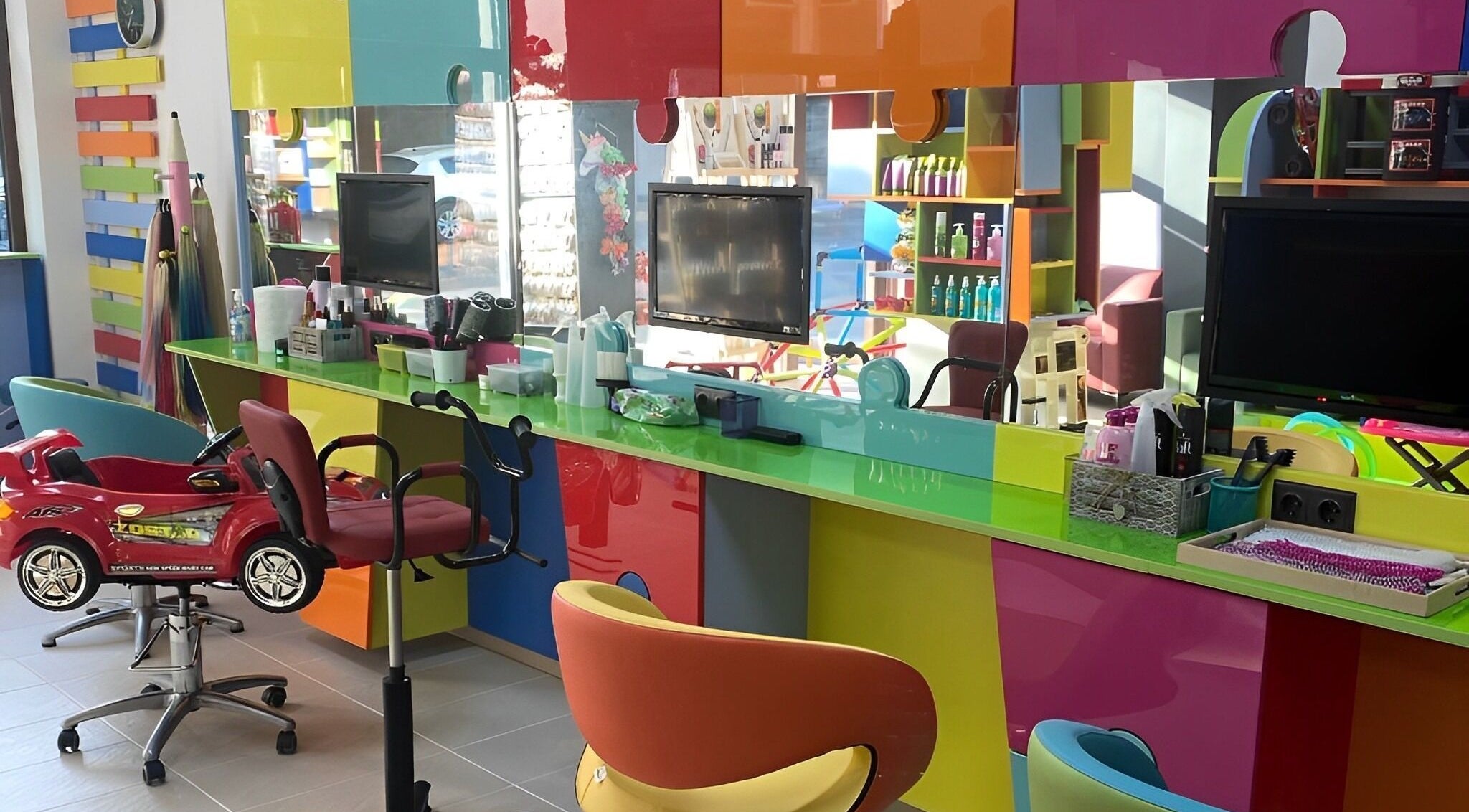Ярък интериор в салон за красота ПЪЗЕЛ Стара Загора, Стара Загора, BG с детска количка-стол.