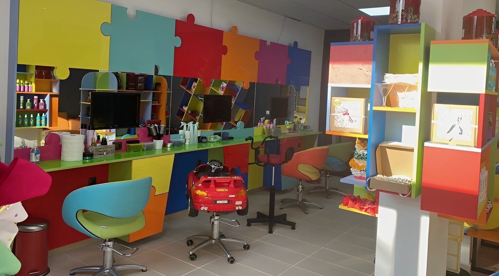 Цветна интериорна декорация в салон ПЪЗЕЛ Стара Загора, Стара Загора, BG.