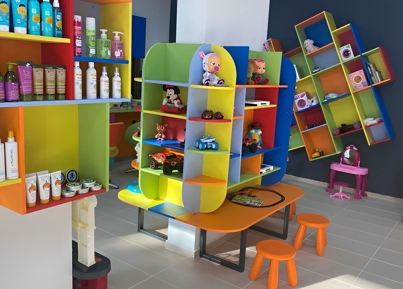 Цветна игра на рафтовете в ПЪЗЕЛ Стара Загора, Стара Загора, BG с козметика и играчки.