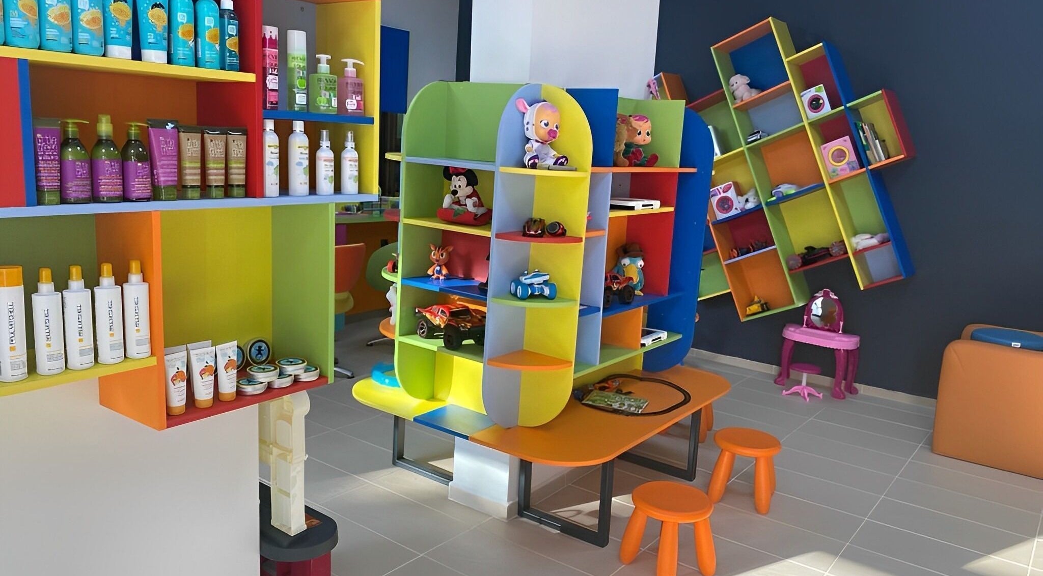 Цветна игра на рафтовете в ПЪЗЕЛ Стара Загора, Стара Загора, BG с козметика и играчки.