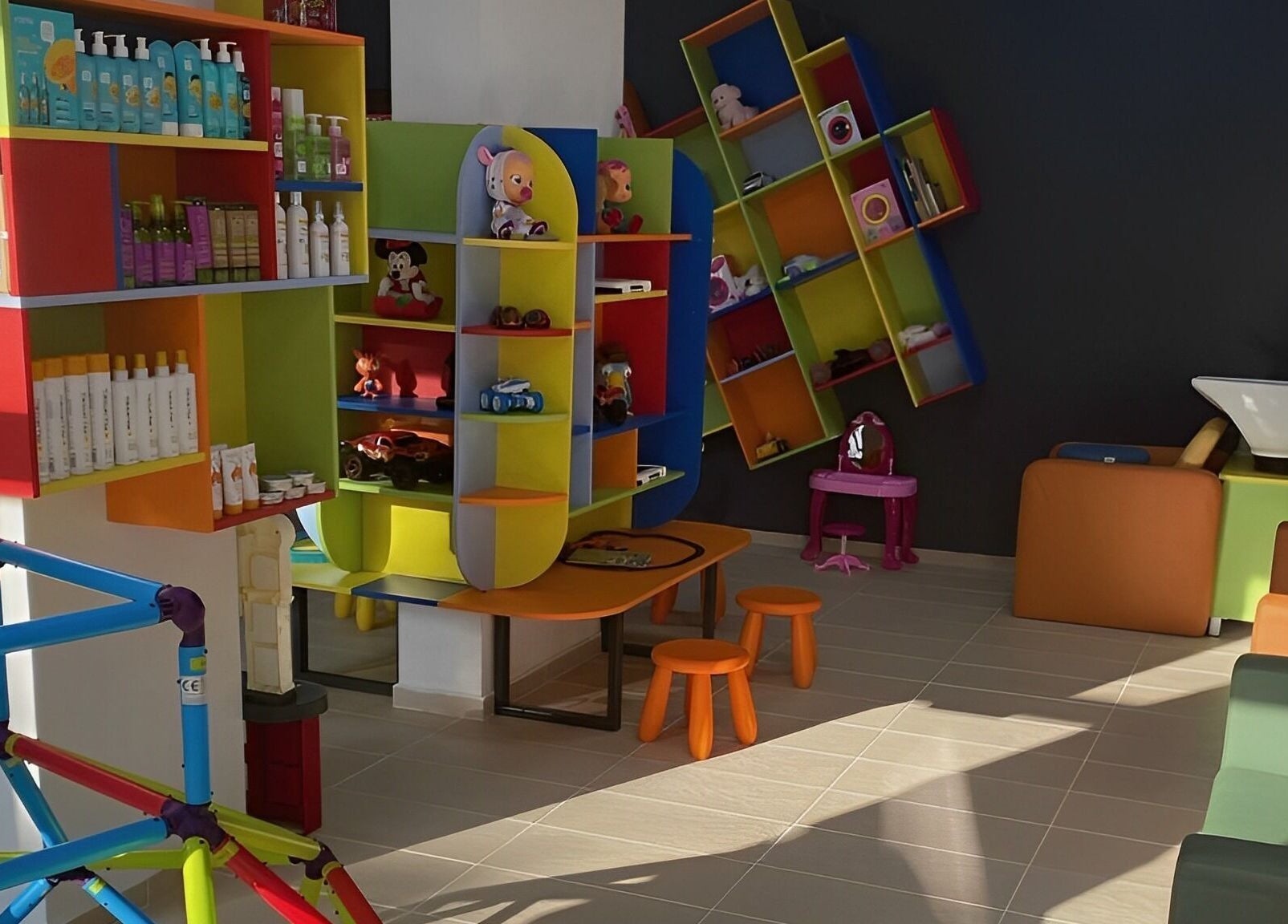 Цветна детска зона в ПЪЗЕЛ Стара Загора, Стара Загора, BG. Стелажи с играчки и козметика.