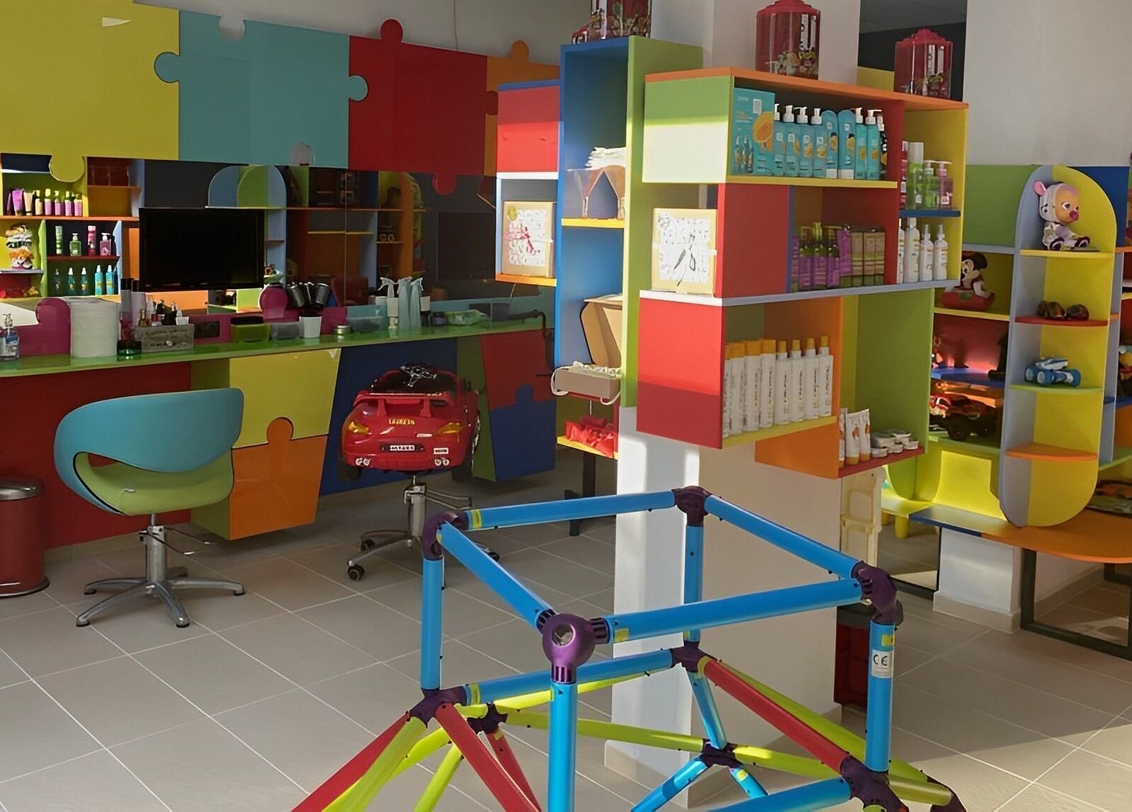 Цветно детско пространство в ПЪЗЕЛ Стара Загора, Стара Загора, BG, с игрални зони и козметични продукти.