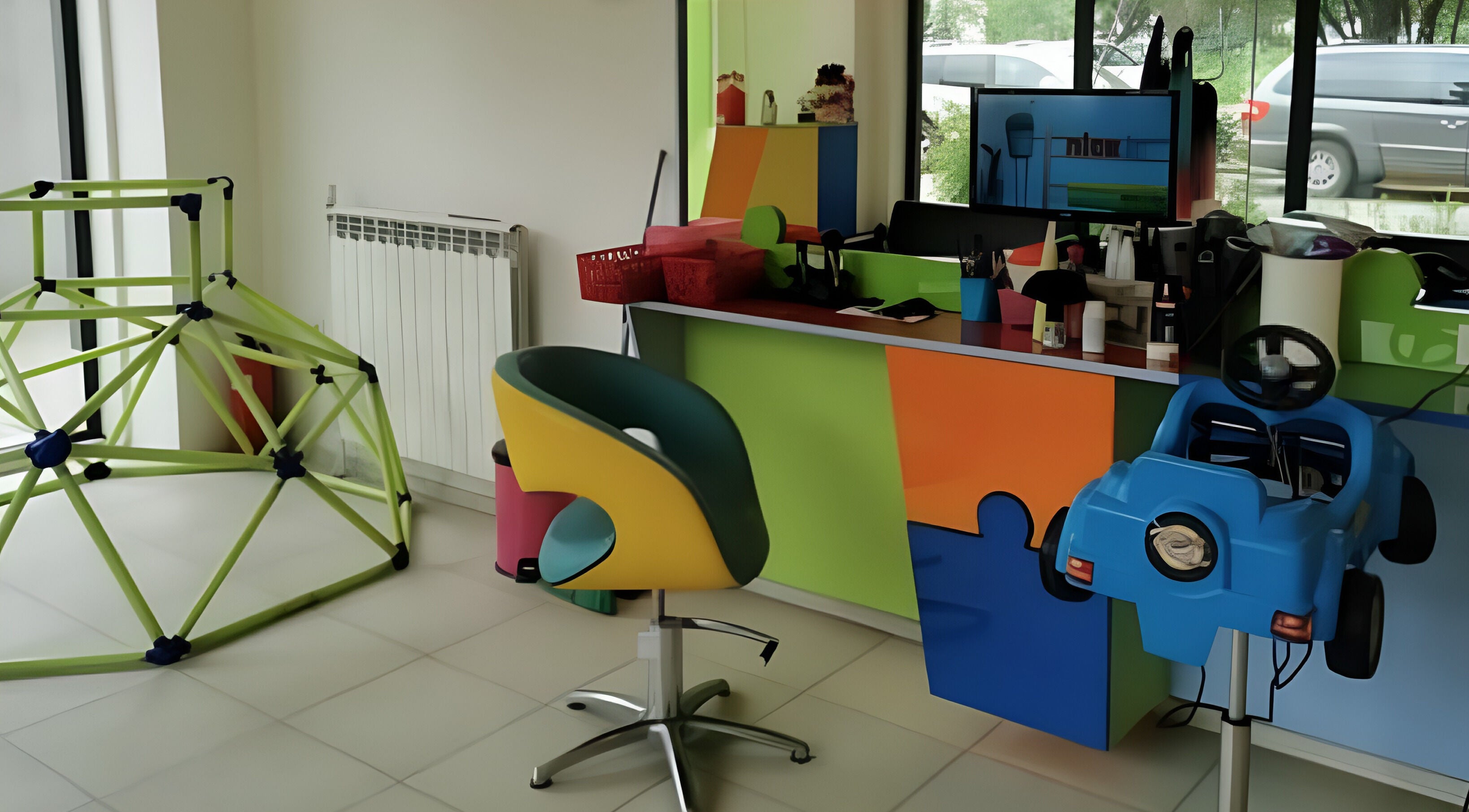 Ярък и забавен детски кът в ПЪЗЕЛ София кв. Надежда, София, BG с играчки и цветна мебел.