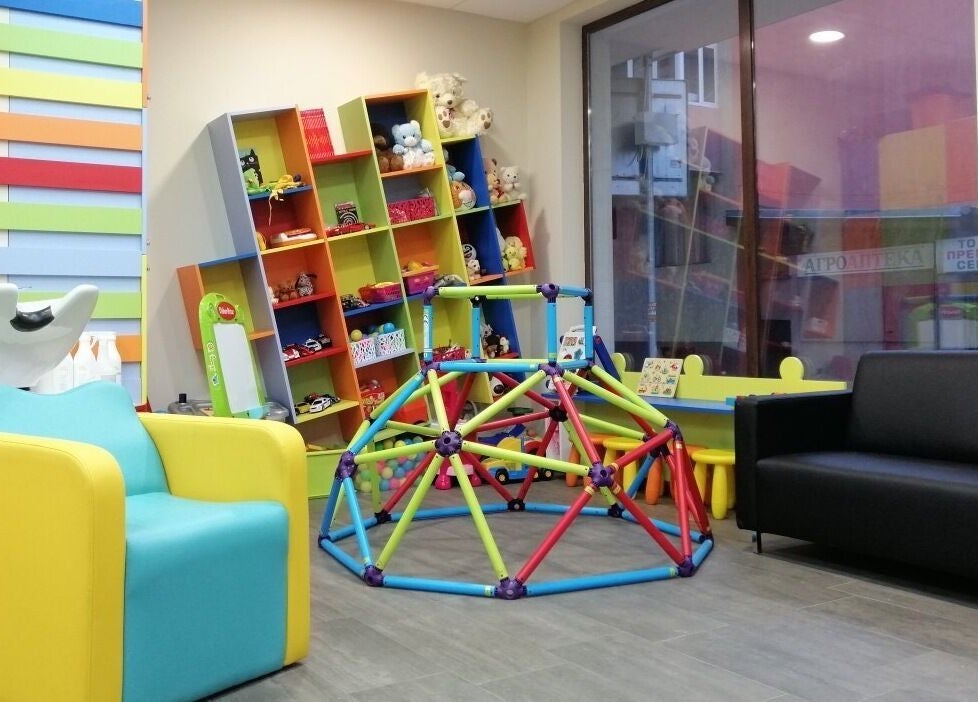 Детски кът в ПЪЗЕЛ София кв. Надежда, София, BG с цветни играчки и мебели.
