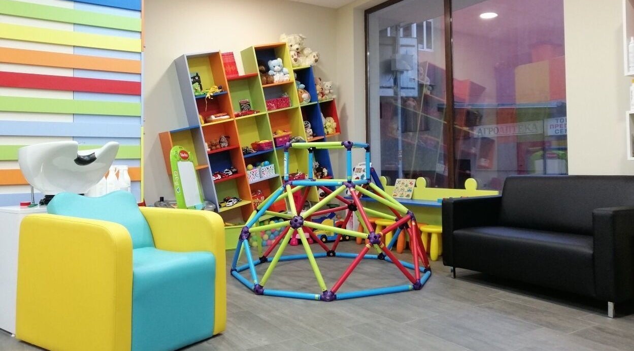 Детски кът в ПЪЗЕЛ София кв. Надежда, София, BG с цветни играчки и мебели.