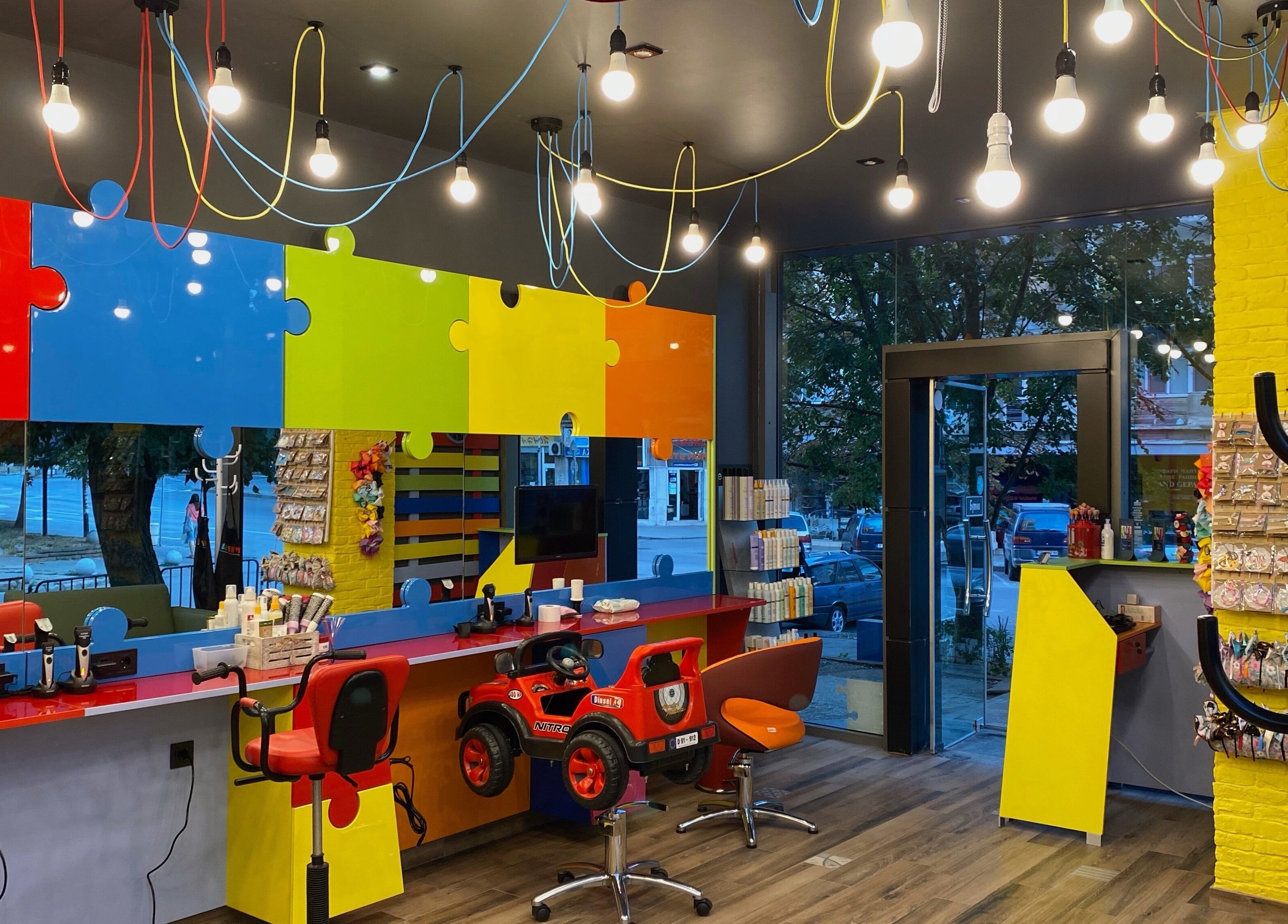 Ярък и модерен салон за красота в ПЪЗЕЛ Русе на адрес Русе, Русе, BG с цветни декорации и удобен интериор.