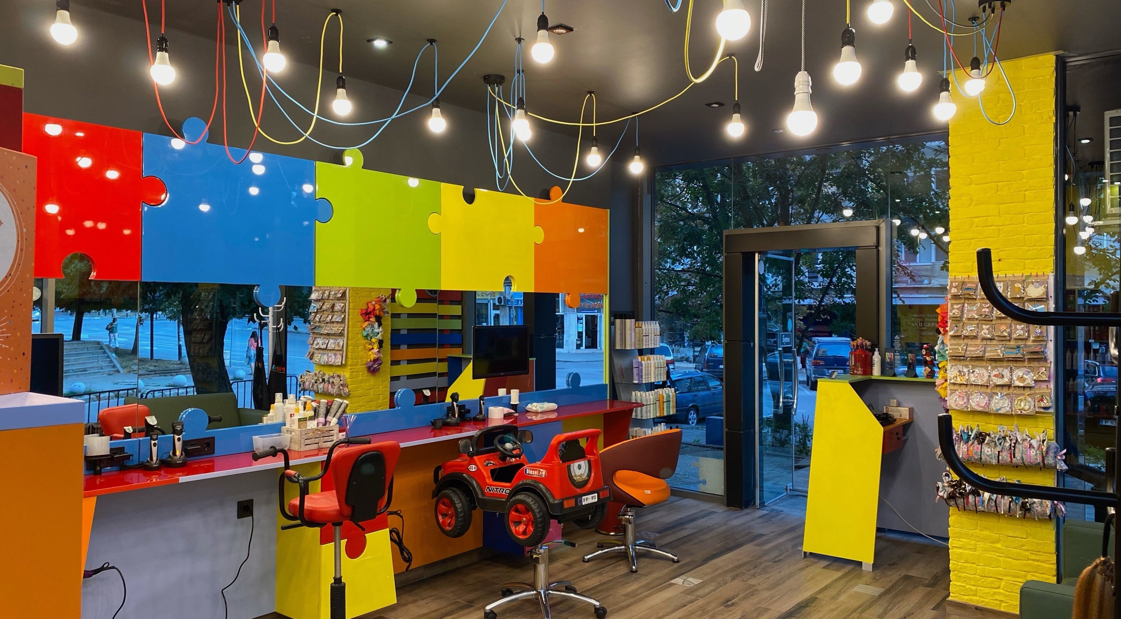 Ярък и модерен салон за красота в ПЪЗЕЛ Русе на адрес Русе, Русе, BG с цветни декорации и удобен интериор.