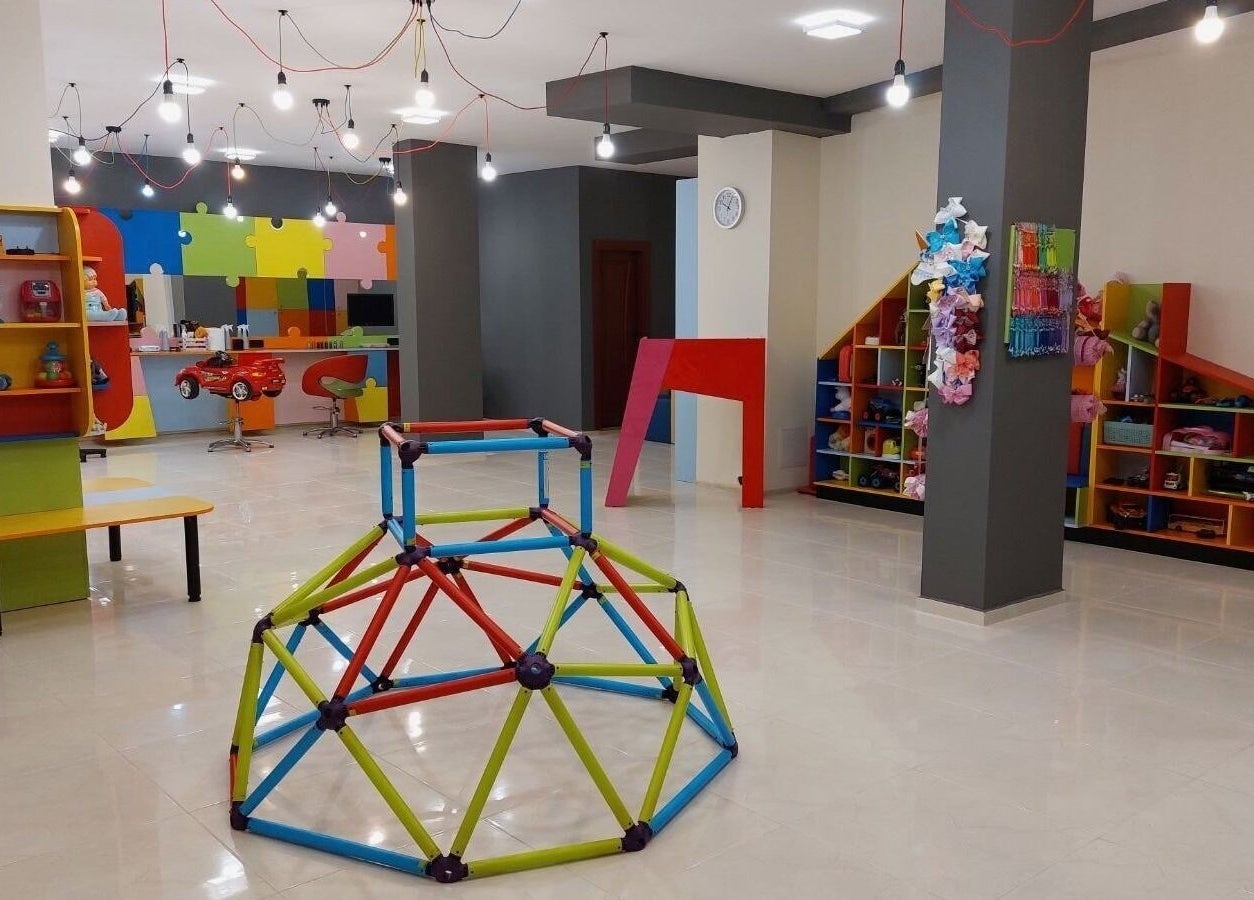 Ярка детска зона в ПЪЗЕЛ Русе, Русе, BG с разнообразни цветни мебели и играчки.