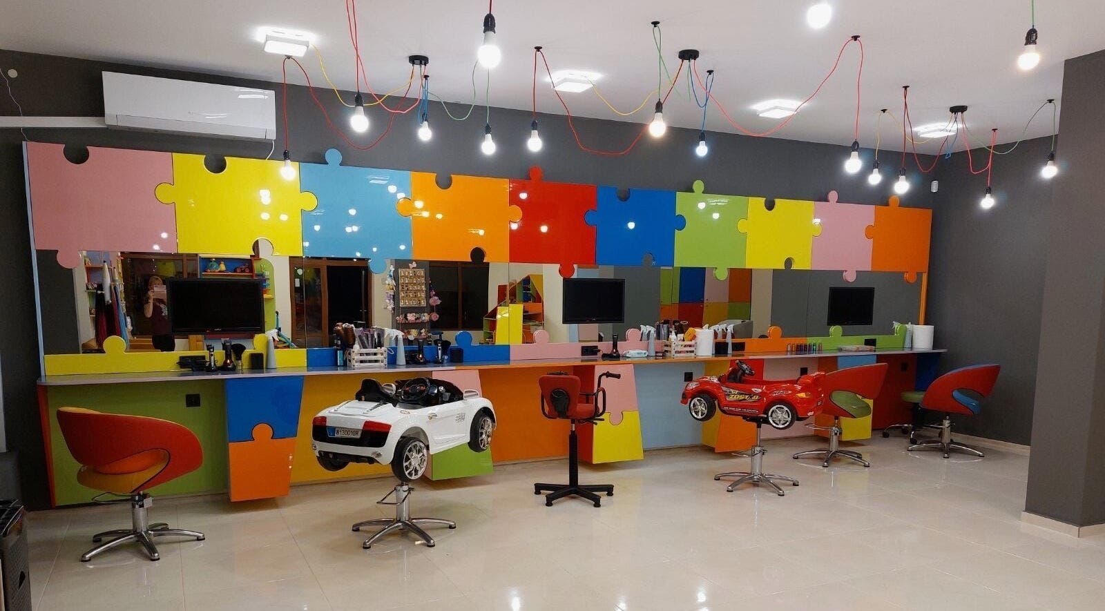 Пъстър детски салон в ПЪЗЕЛ Велико Търново, Велико Търново, BG с играчки и модерни столове.