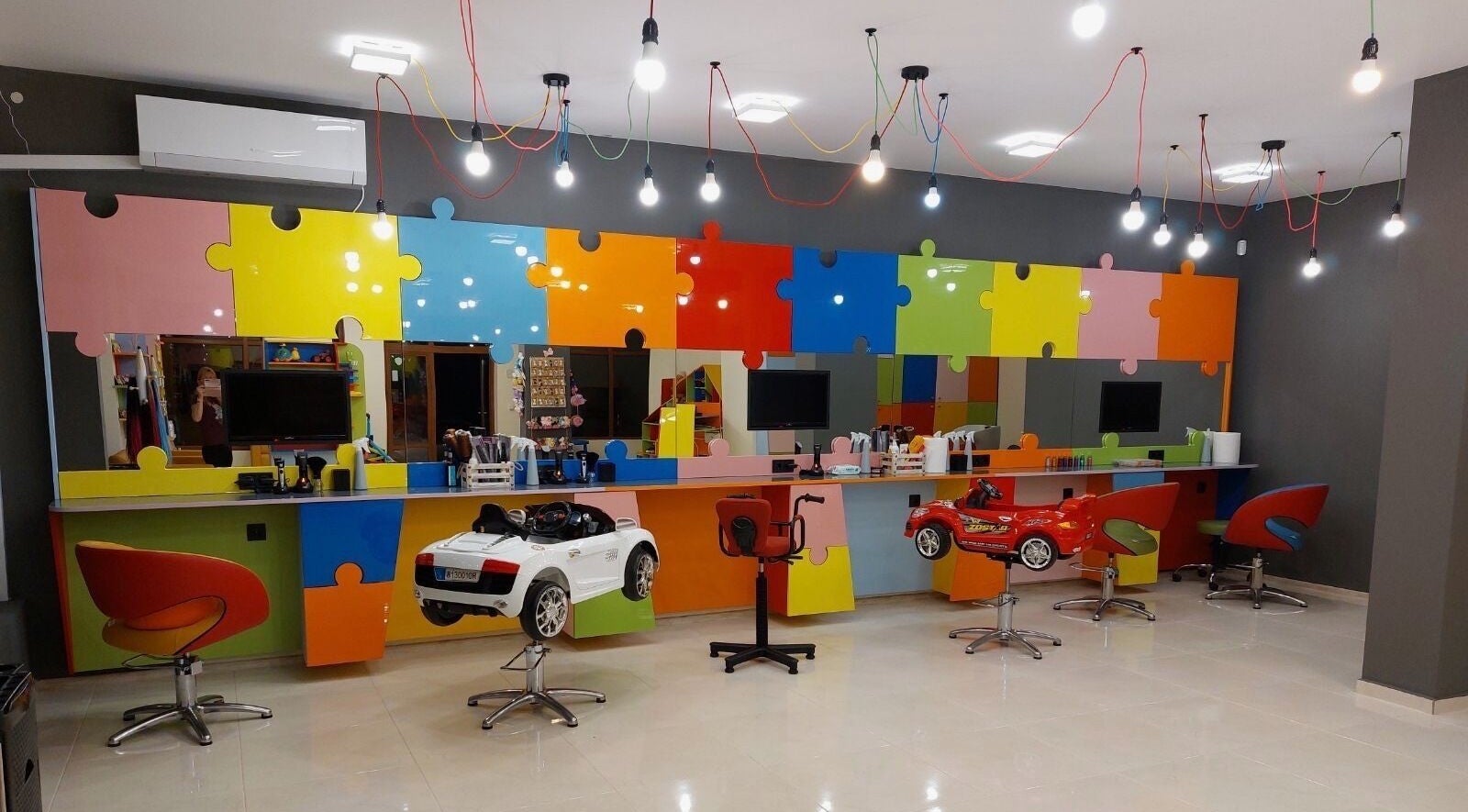 Пъстър детски салон в ПЪЗЕЛ Велико Търново, Велико Търново, BG с играчки и модерни столове.