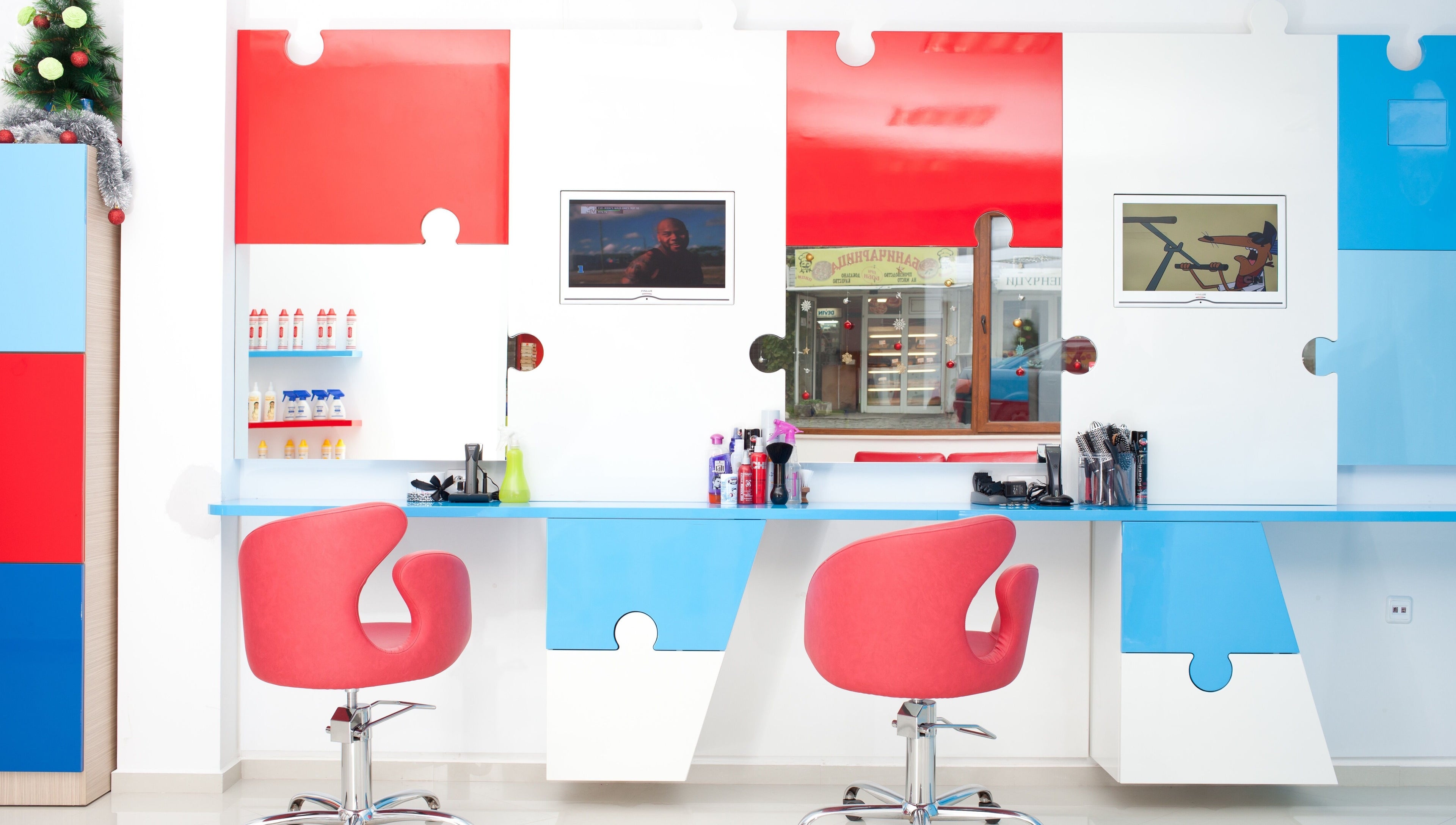 Модерно обзаведен салон в ПЪЗЕЛ Шумен, Шумен, BG с ярки цветови елементи.