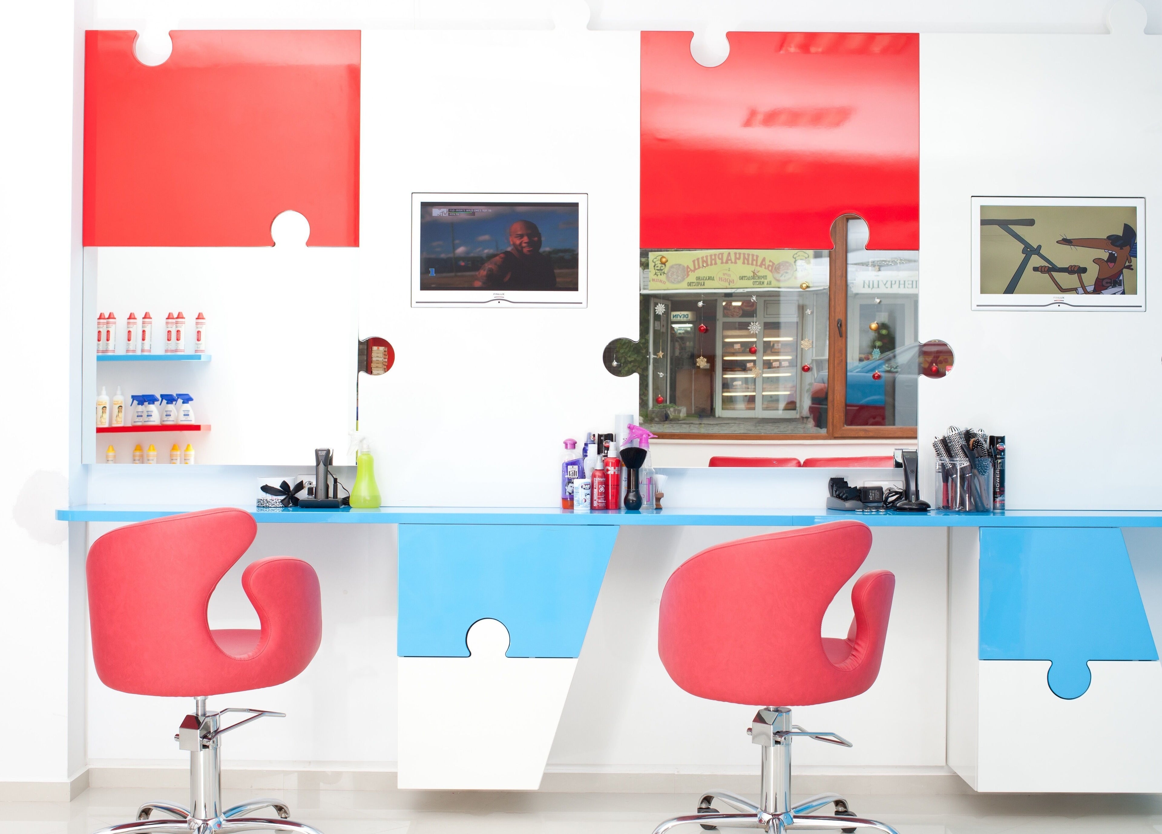 Модерно обзаведен салон в ПЪЗЕЛ Шумен, Шумен, BG с ярки цветови елементи.