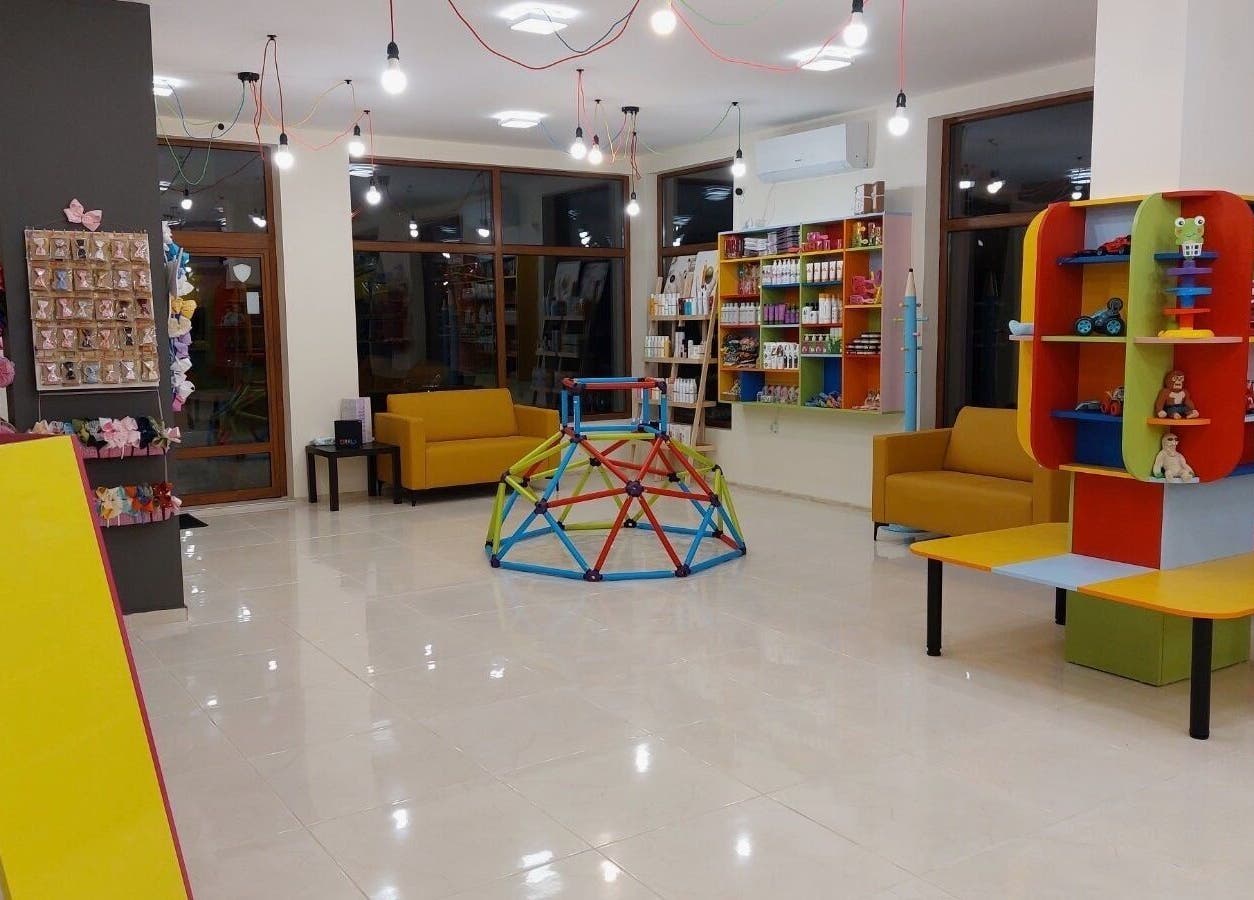 Цветно вътрешно пространство в ПЪЗЕЛ Шумен, улеснено с мебели и играчки, Шумен, Шумен, BG.
