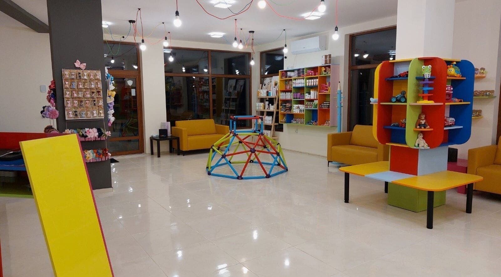 Цветно вътрешно пространство в ПЪЗЕЛ Шумен, улеснено с мебели и играчки, Шумен, Шумен, BG.