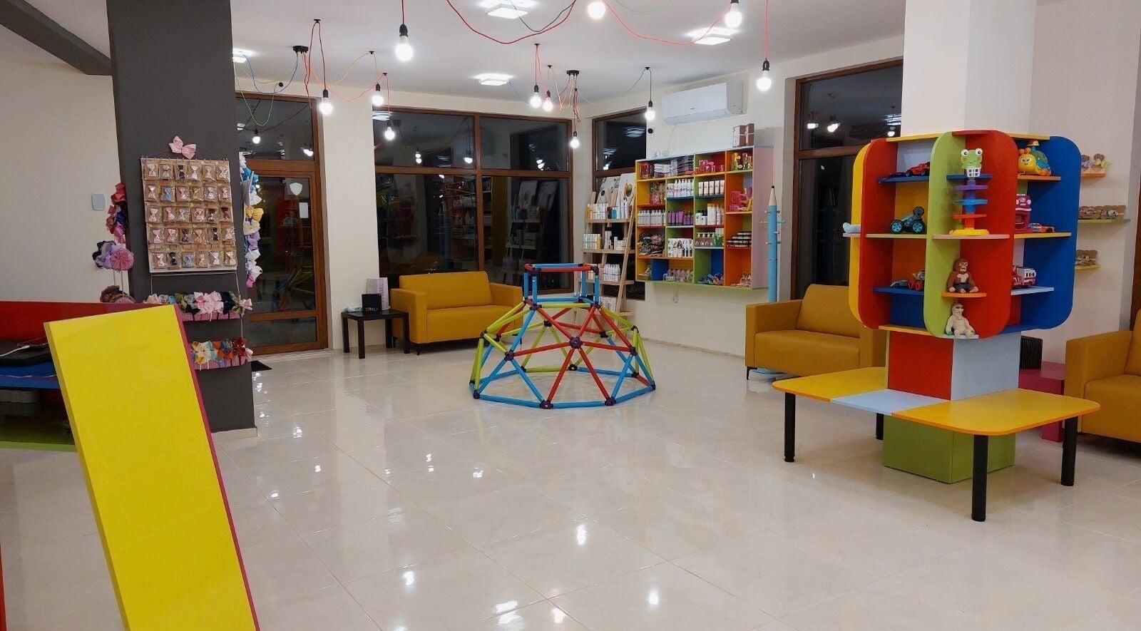 Цветно вътрешно пространство в ПЪЗЕЛ Шумен, улеснено с мебели и играчки, Шумен, Шумен, BG.
