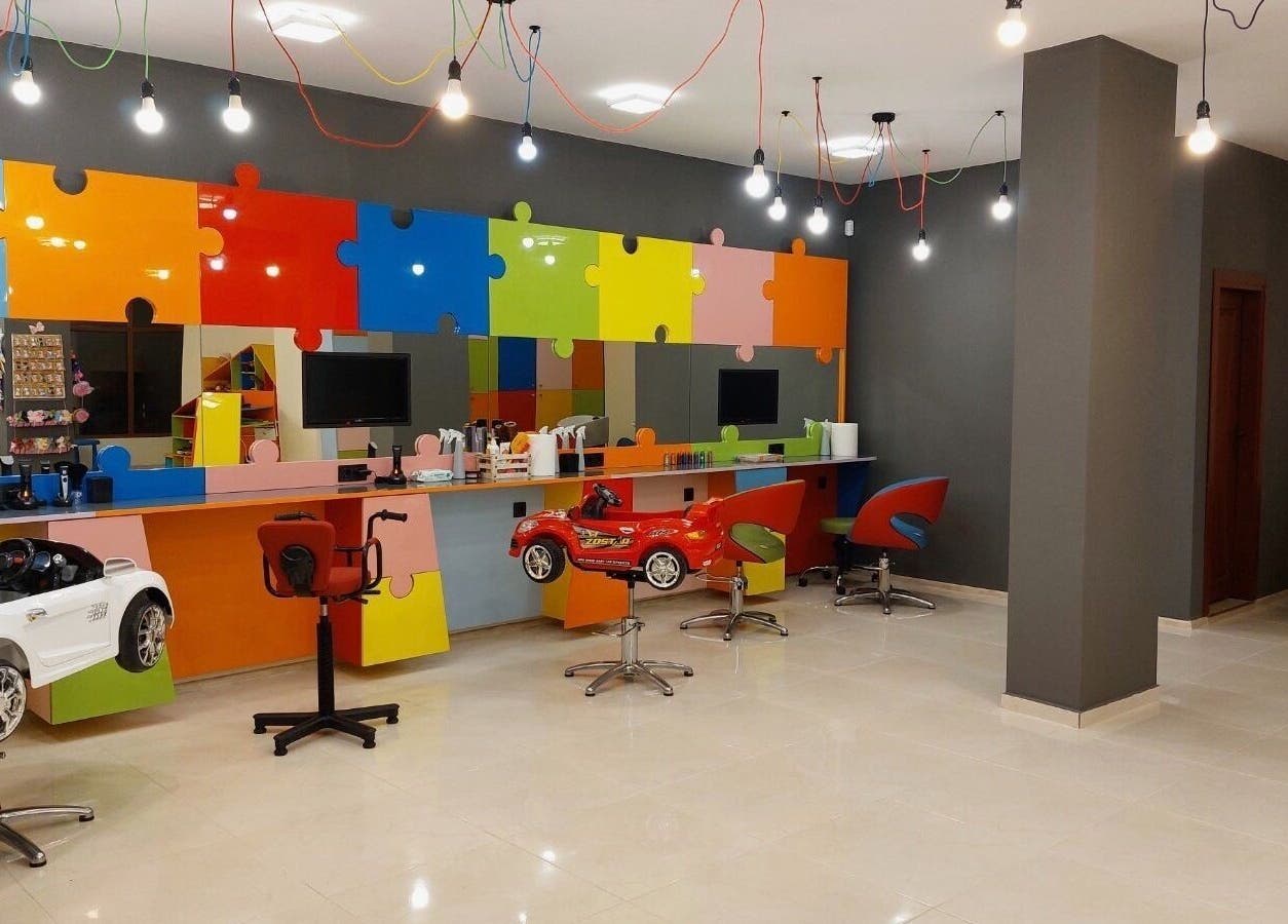 Цветен салон за деца в ПЪЗЕЛ Шумен, Шумен, BG, с игрив дизайн и атмосфера.
