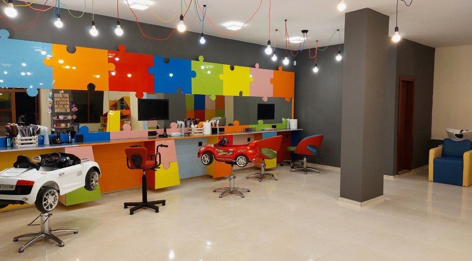 Цветен салон за деца в ПЪЗЕЛ Шумен, Шумен, BG, с игрив дизайн и атмосфера.