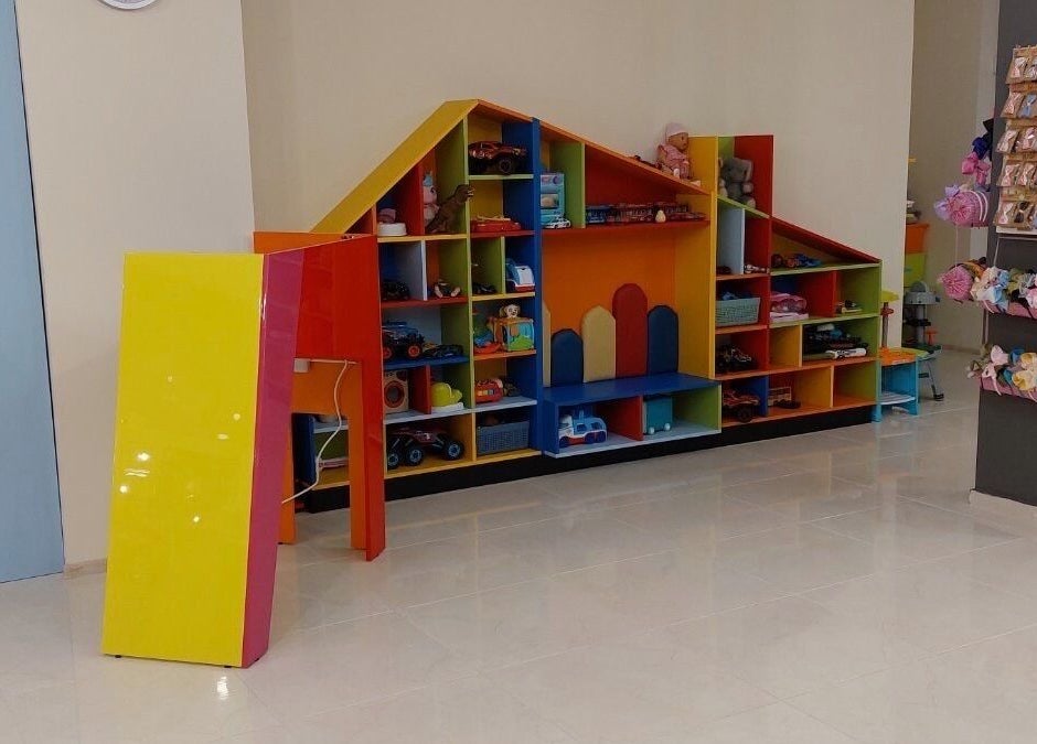 Ярки детски стелажи с играчки в ПЪЗЕЛ Шумен, Шумен, BG, предлага уютна атмосфера.