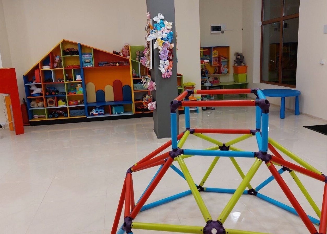 Детски игрални съоръжения в ПЪЗЕЛ Шумен, Шумен, BG, с цветни играчки и уютна обстановка.