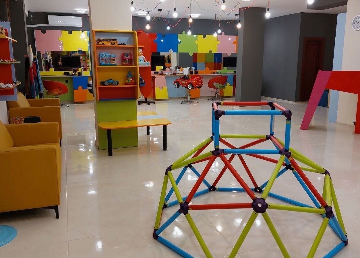 Детски кът с цветни играчки в ПЪЗЕЛ Шумен, Шумен, BG. Ярък и приветлив интериор с модерни съоръжения.
