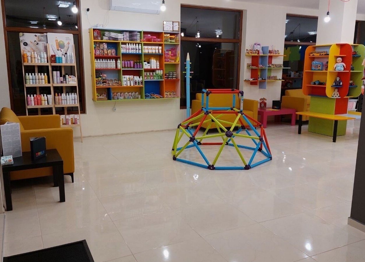 Интериор на ПЪЗЕЛ Шумен с цветни мебели и рафтове с продукти за красота. Шумен, Шумен, BG.