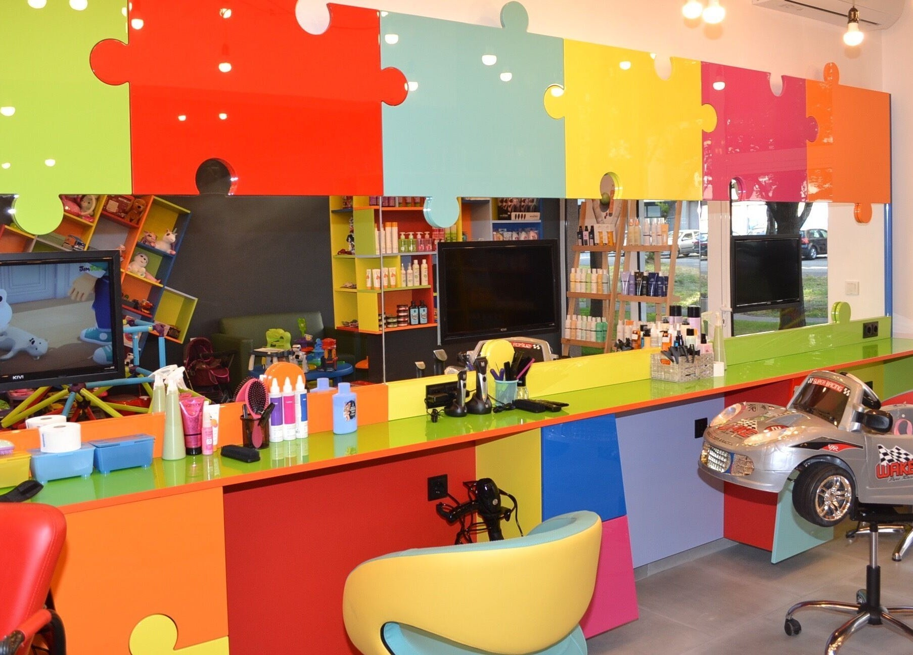 Цветен детски салон в ПЪЗЕЛ Бургас кв. Изгрев, Бургас, Бургас, BG с уникален дизайн.