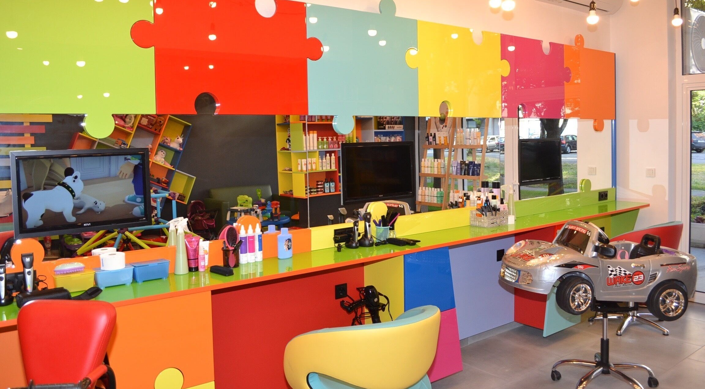 Цветен детски салон в ПЪЗЕЛ Бургас кв. Изгрев, Бургас, Бургас, BG с уникален дизайн.